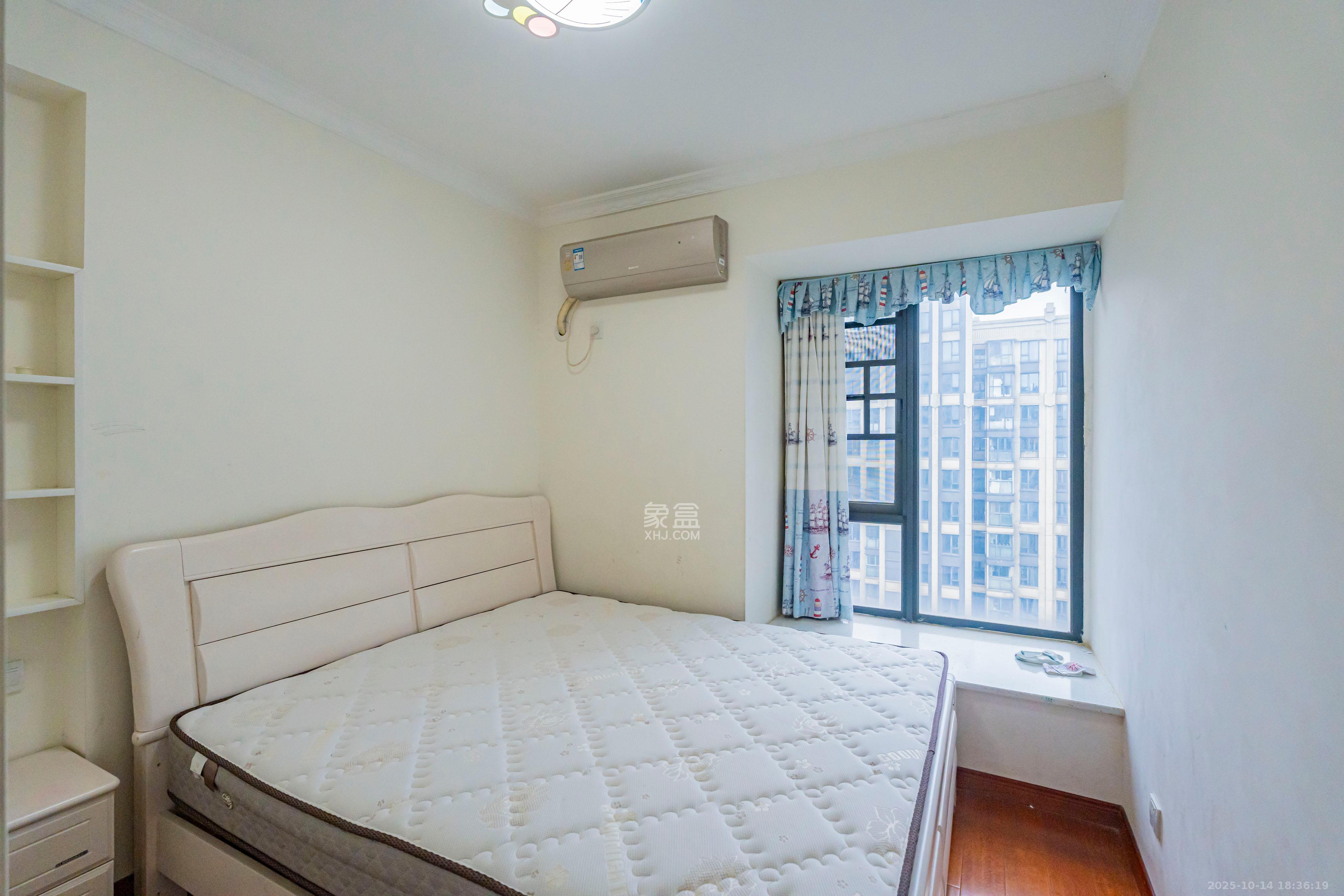 天健壹平方英里(天健芙蓉盛世二期) 4室2厅2卫 200.0万 天健壹平方英里(天健芙蓉盛世二期) 4室2厅2卫 200.0万卧室