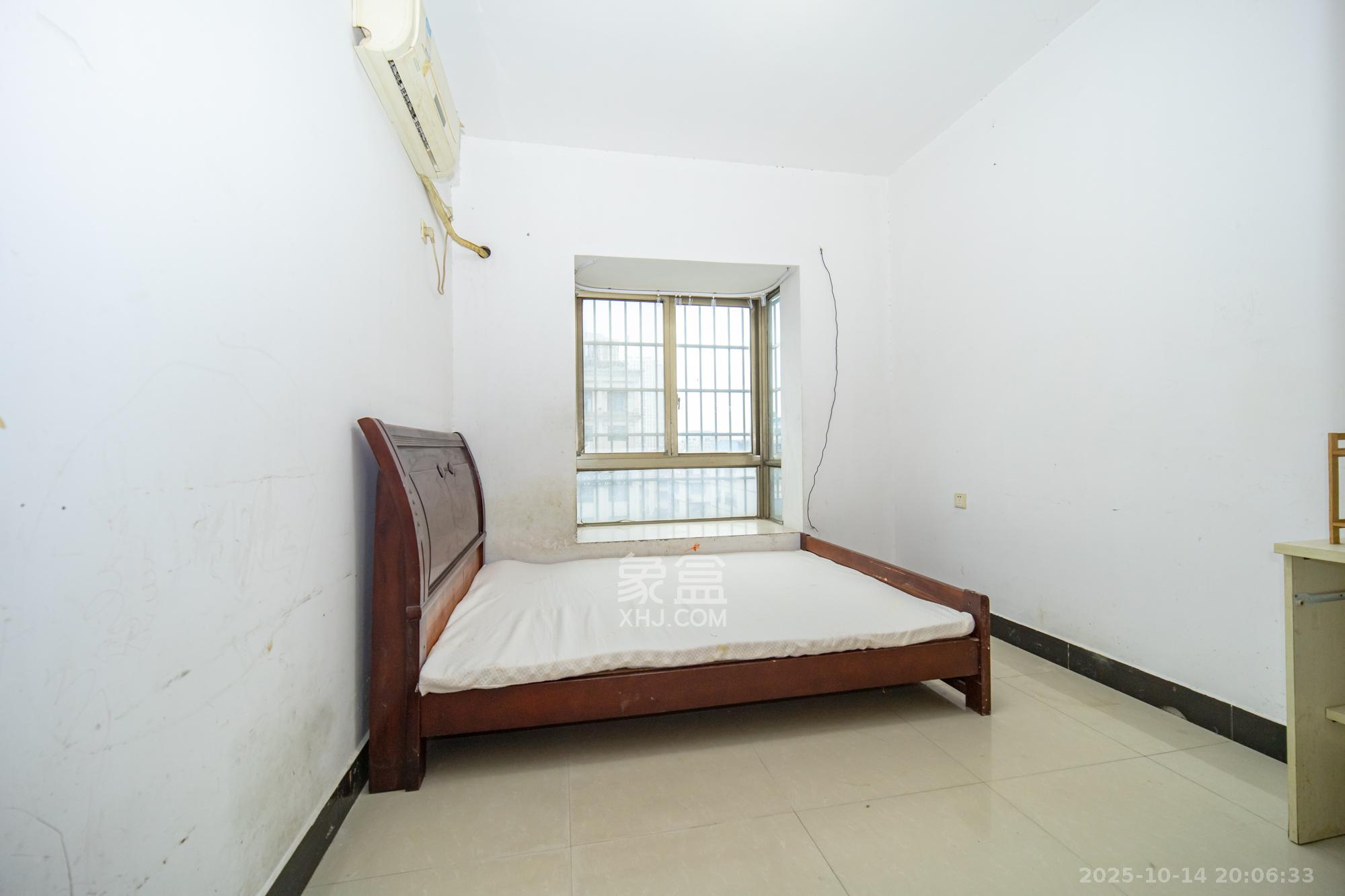 卧龙居国际村  3室2厅2卫    55.8万卧室