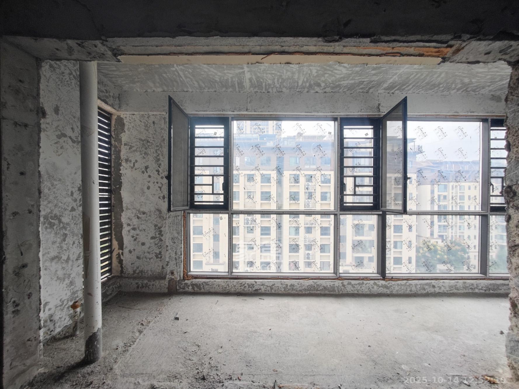 远洋红星天铂一期  4室2厅2卫    140.0万阳台