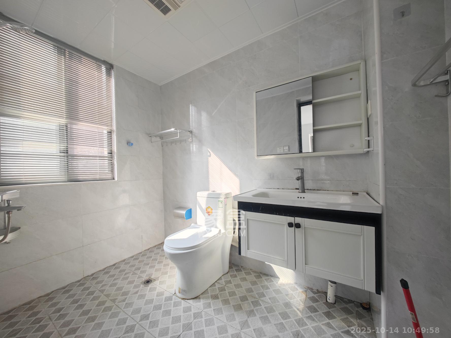 西湖鸿运佳苑 3室2厅2卫 70.0万 西湖鸿运佳苑 3室2厅2卫 70.0万卫生间