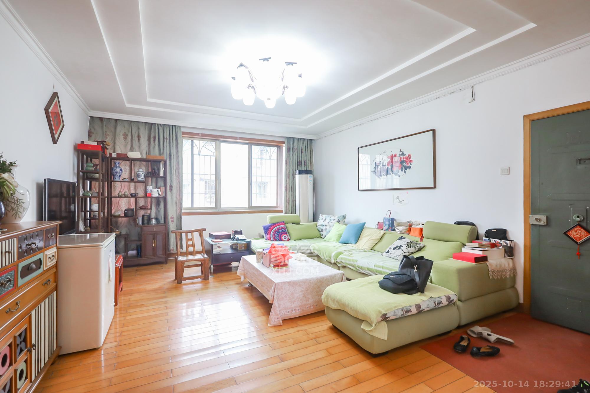 岳麓区交警支队宿舍  3室2厅2卫    130.0万 岳麓区交警支队宿舍  3室2厅2卫    130.0万客厅