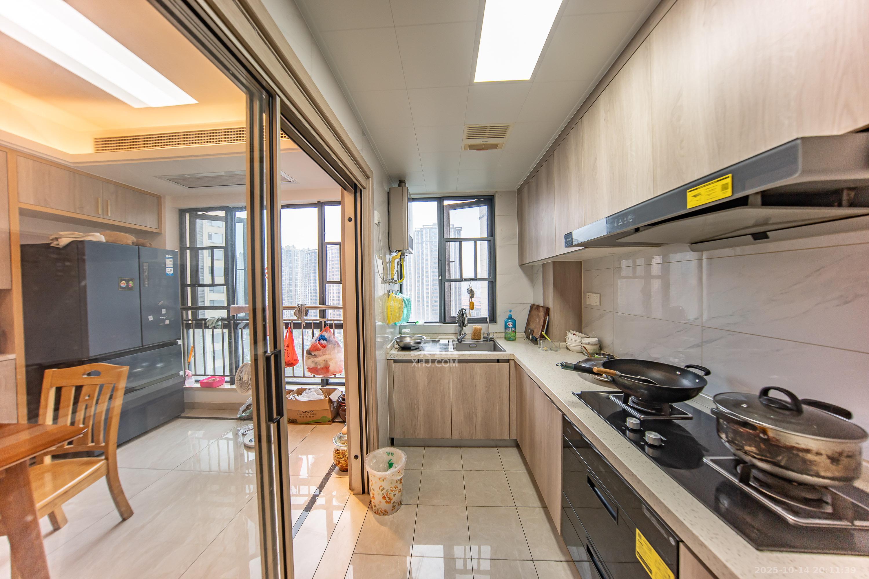 建投象山国际  4室2厅2卫    185.0万厨房