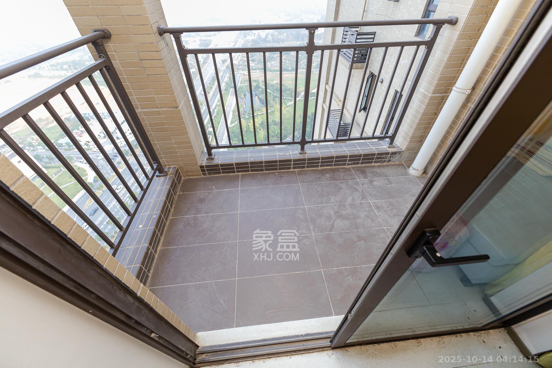 时代倾城二期 3室2厅2卫 109.8万 时代倾城二期 3室2厅2卫 109.8万阳台