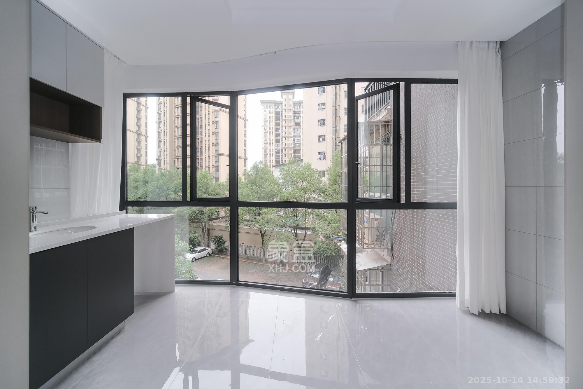 世景华庭  2室2厅1卫    54.8万阳台