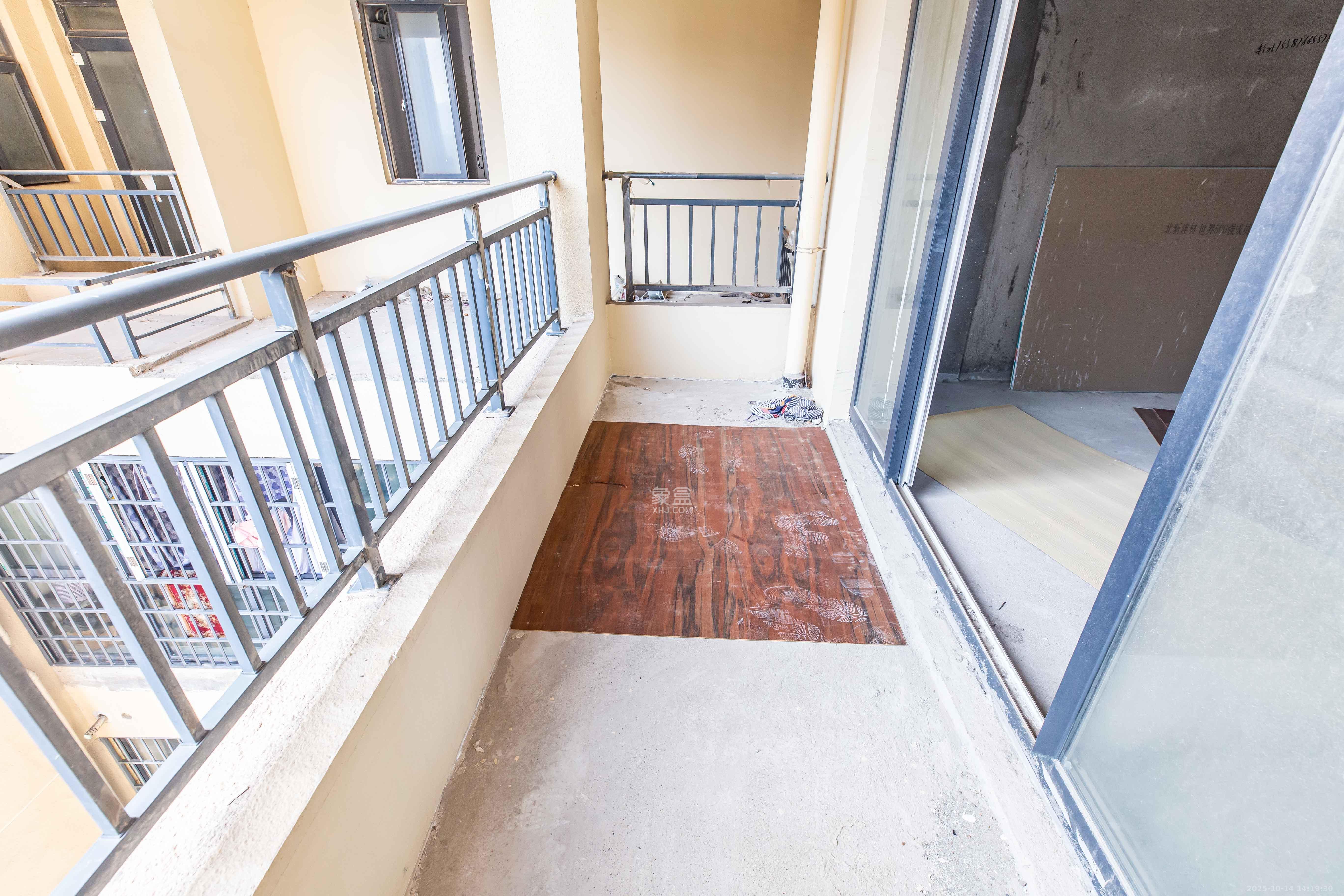 天麓尚层  4室2厅2卫    115.0万 天麓尚层  4室2厅2卫    115.0万阳台