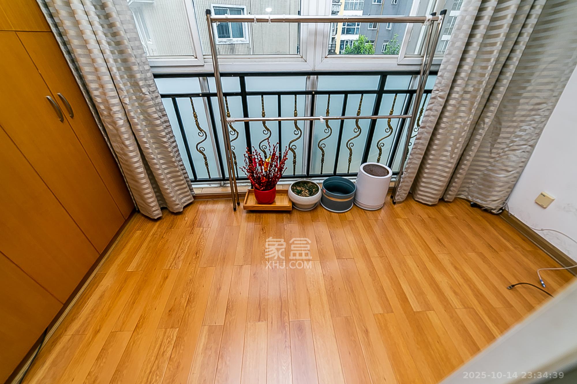 华银南苑  3室2厅2卫    95.0万阳台