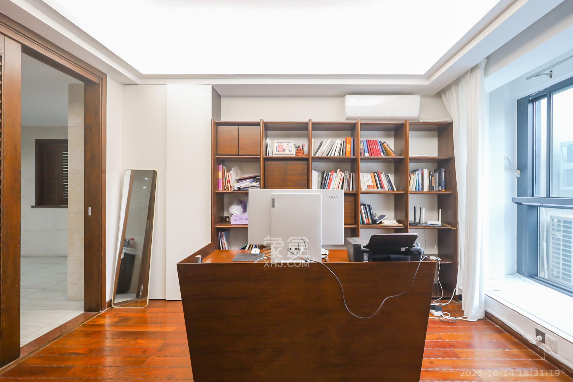 西山汇景一、二期 4室2厅2卫 240.0万 西山汇景一、二期 4室2厅2卫 240.0万卧室