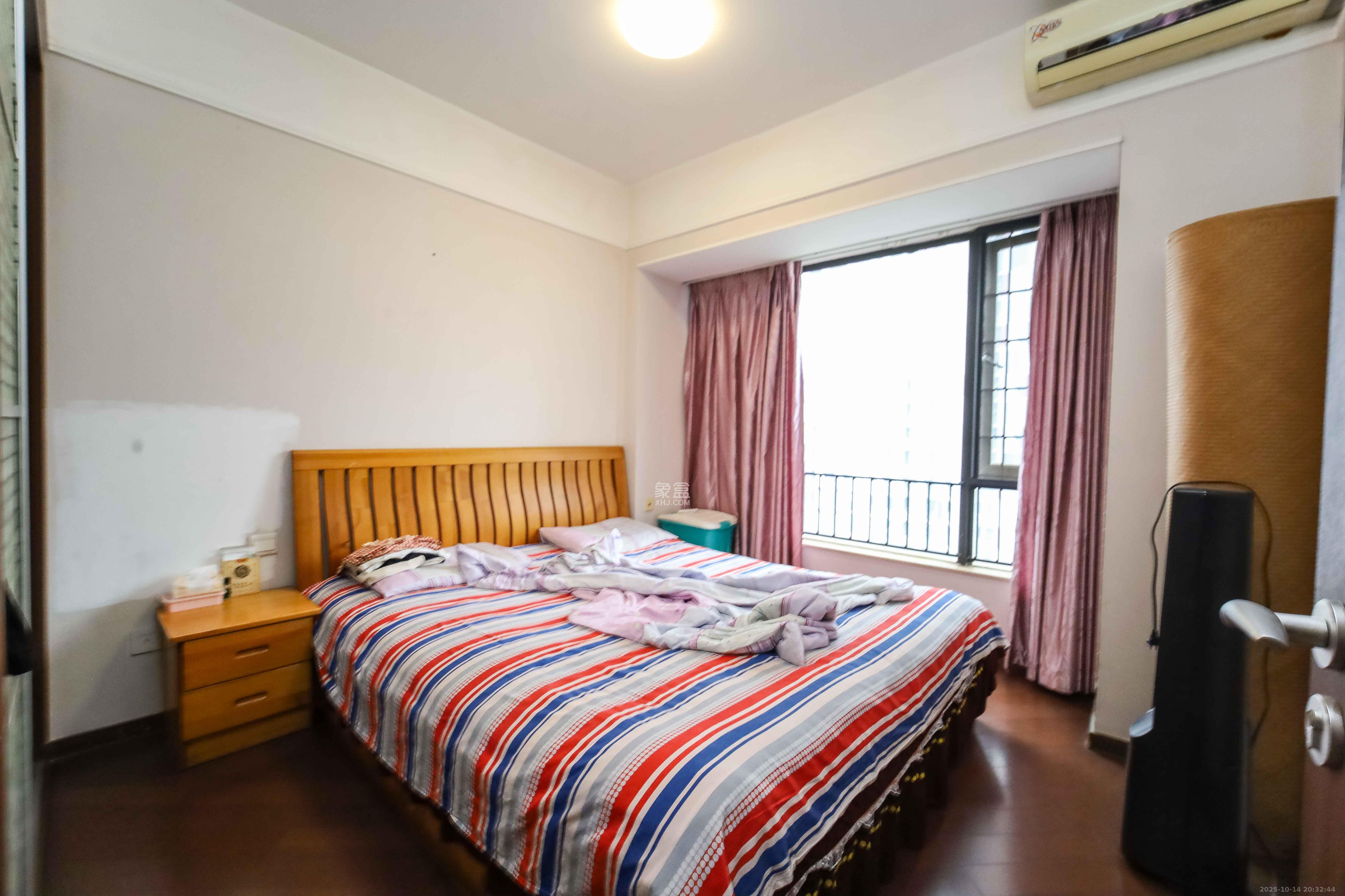 万科金域蓝湾  3室2厅1卫    85.0万卧室