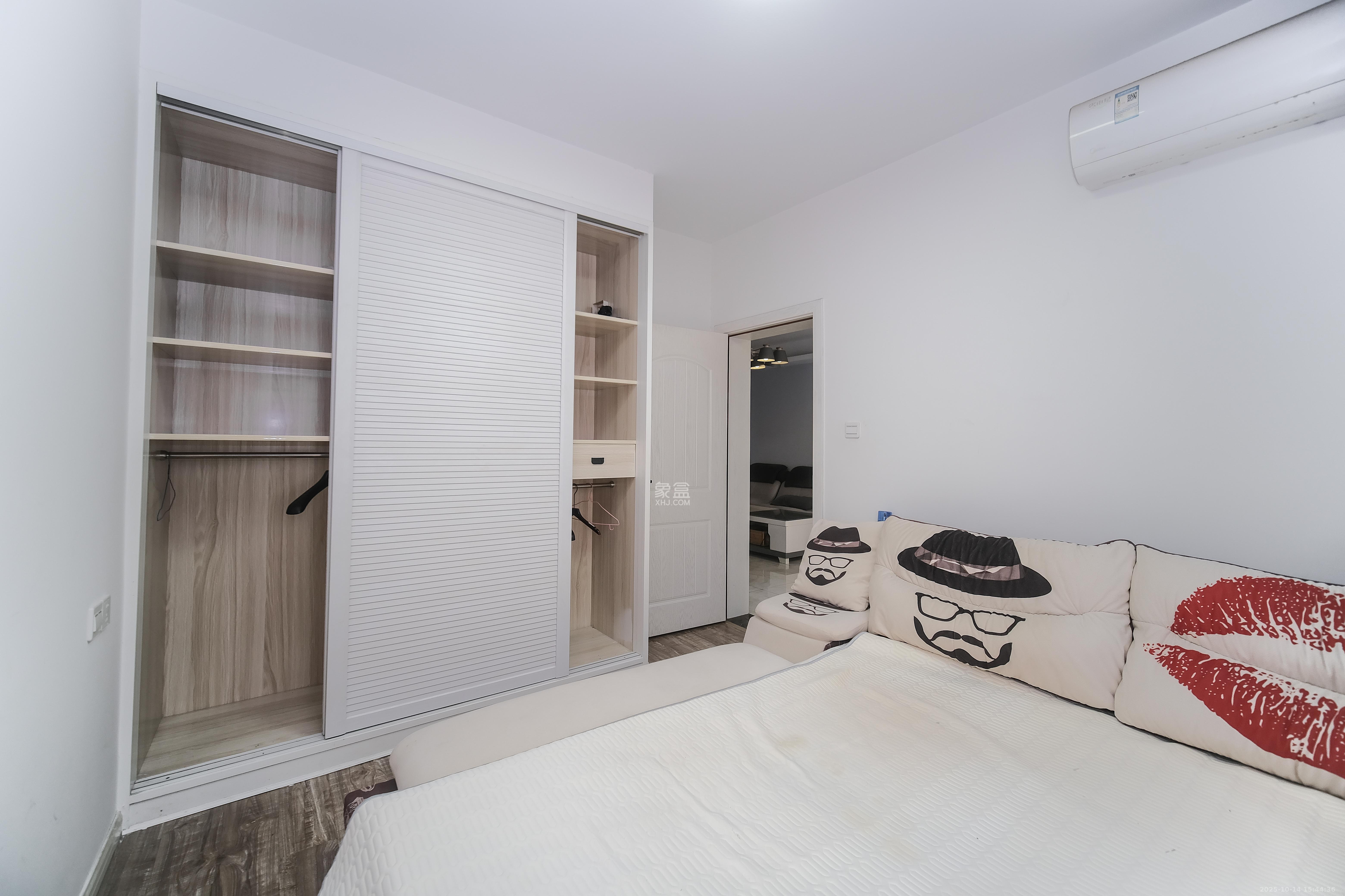 保利香槟国际  3室2厅1卫    66.8万卧室