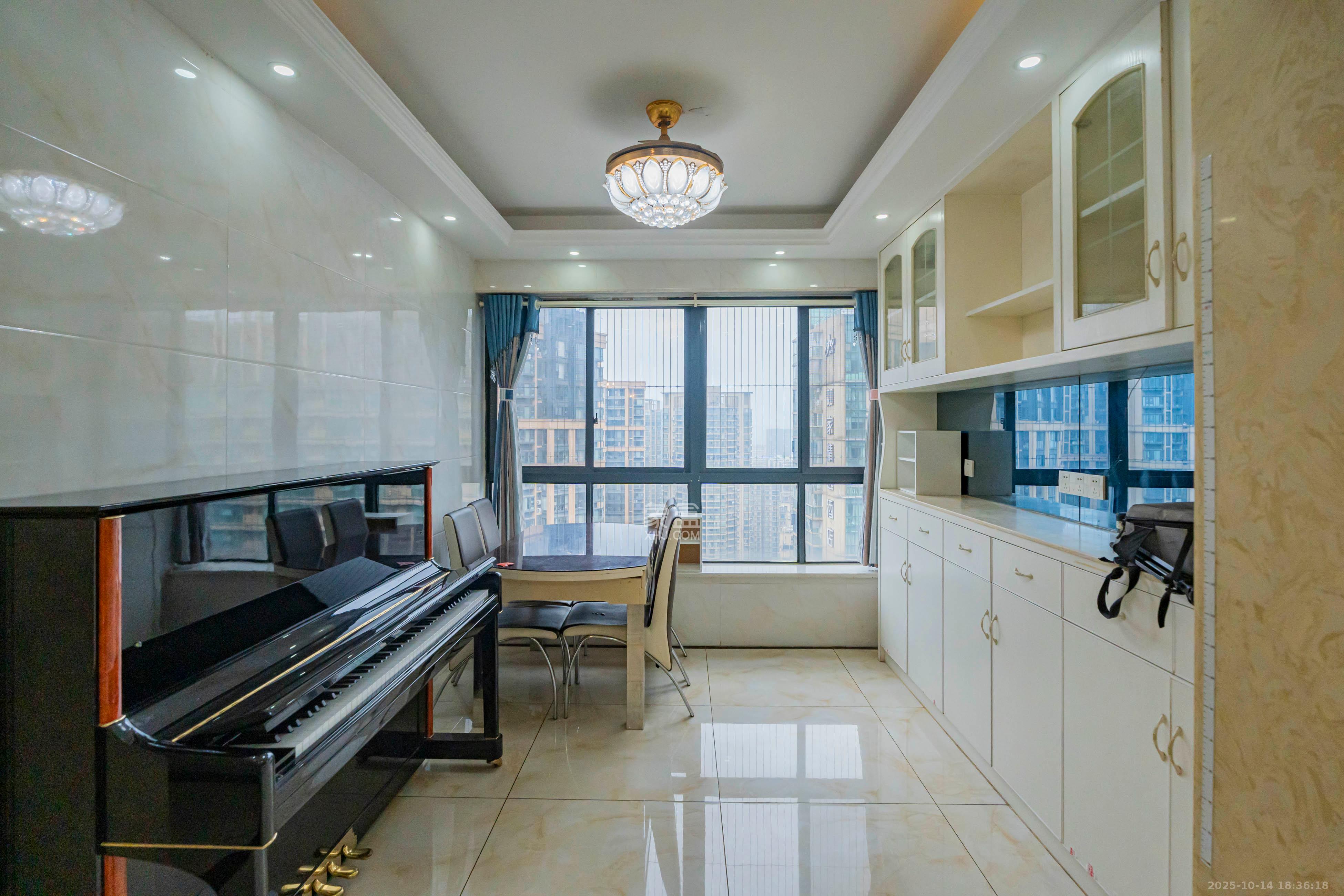 天健壹平方英里(天健芙蓉盛世二期) 4室2厅2卫 200.0万 天健壹平方英里(天健芙蓉盛世二期) 4室2厅2卫 200.0万客厅