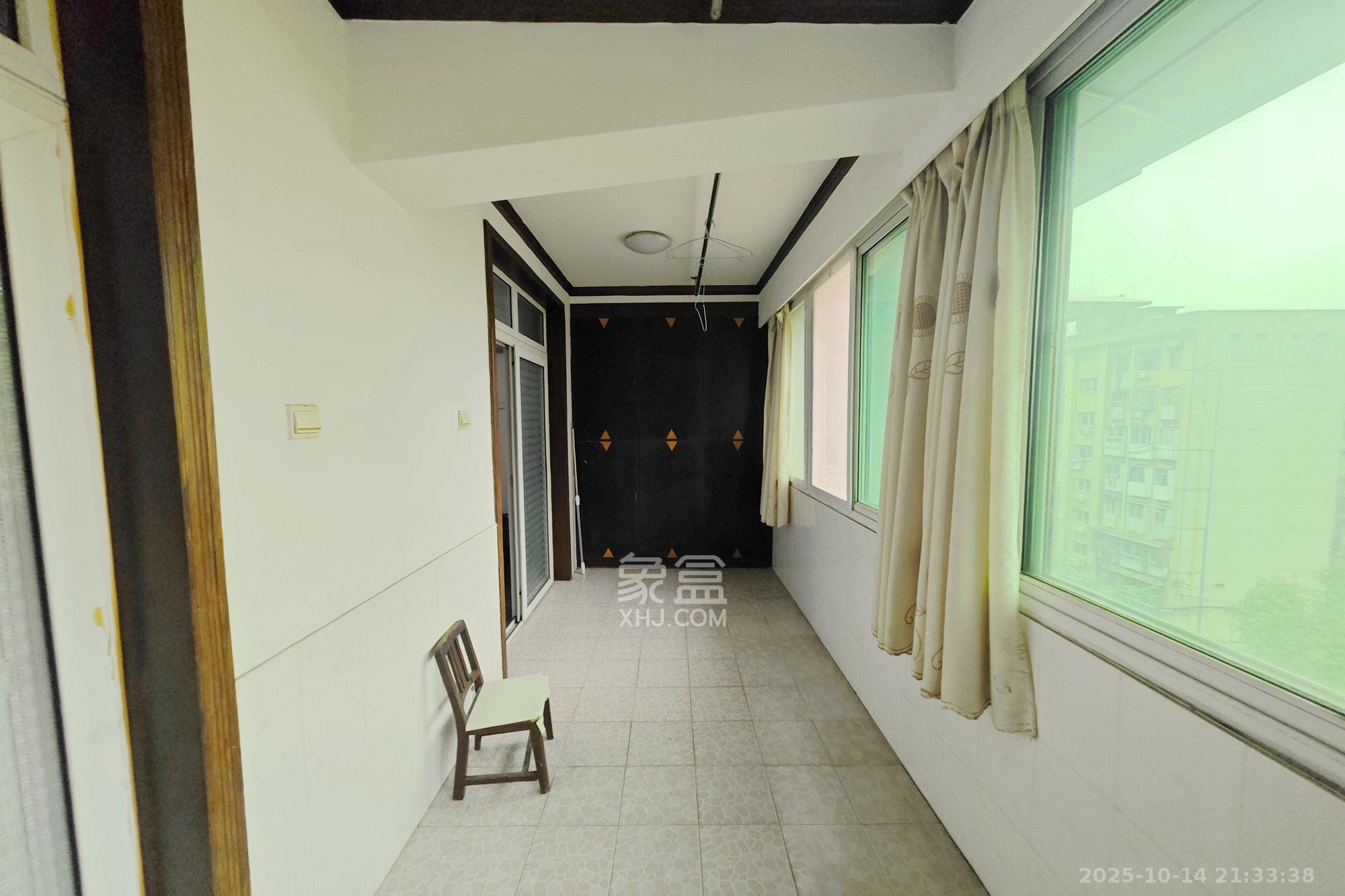 梨子山社区长电宿舍 3室2厅2卫 88.0万 梨子山社区长电宿舍 3室2厅2卫 88.0万阳台