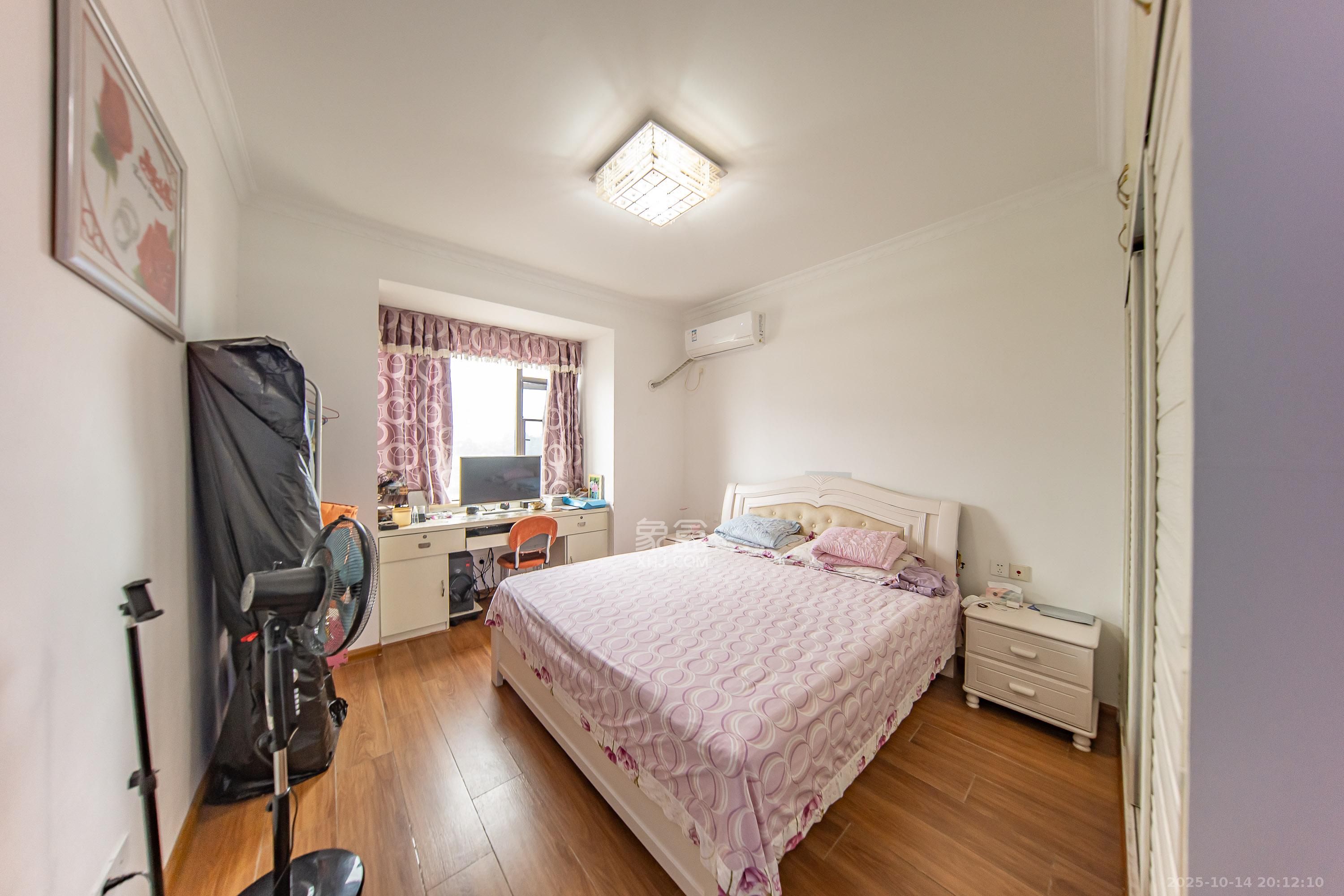 卓越麓山别墅（麓山峰境产权麓山花苑）  3室2厅2卫    70.88万卧室