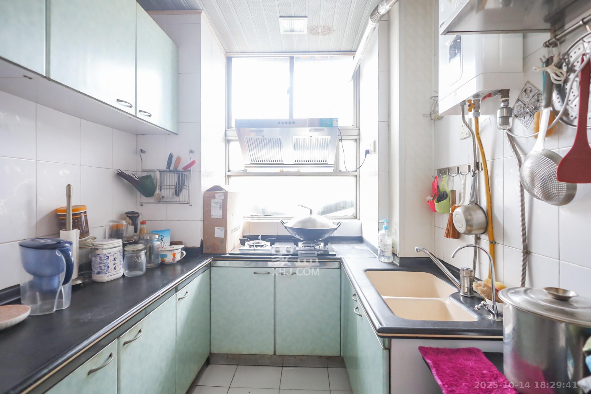 岳麓区交警支队宿舍  3室2厅2卫    130.0万 岳麓区交警支队宿舍  3室2厅2卫    130.0万厨房