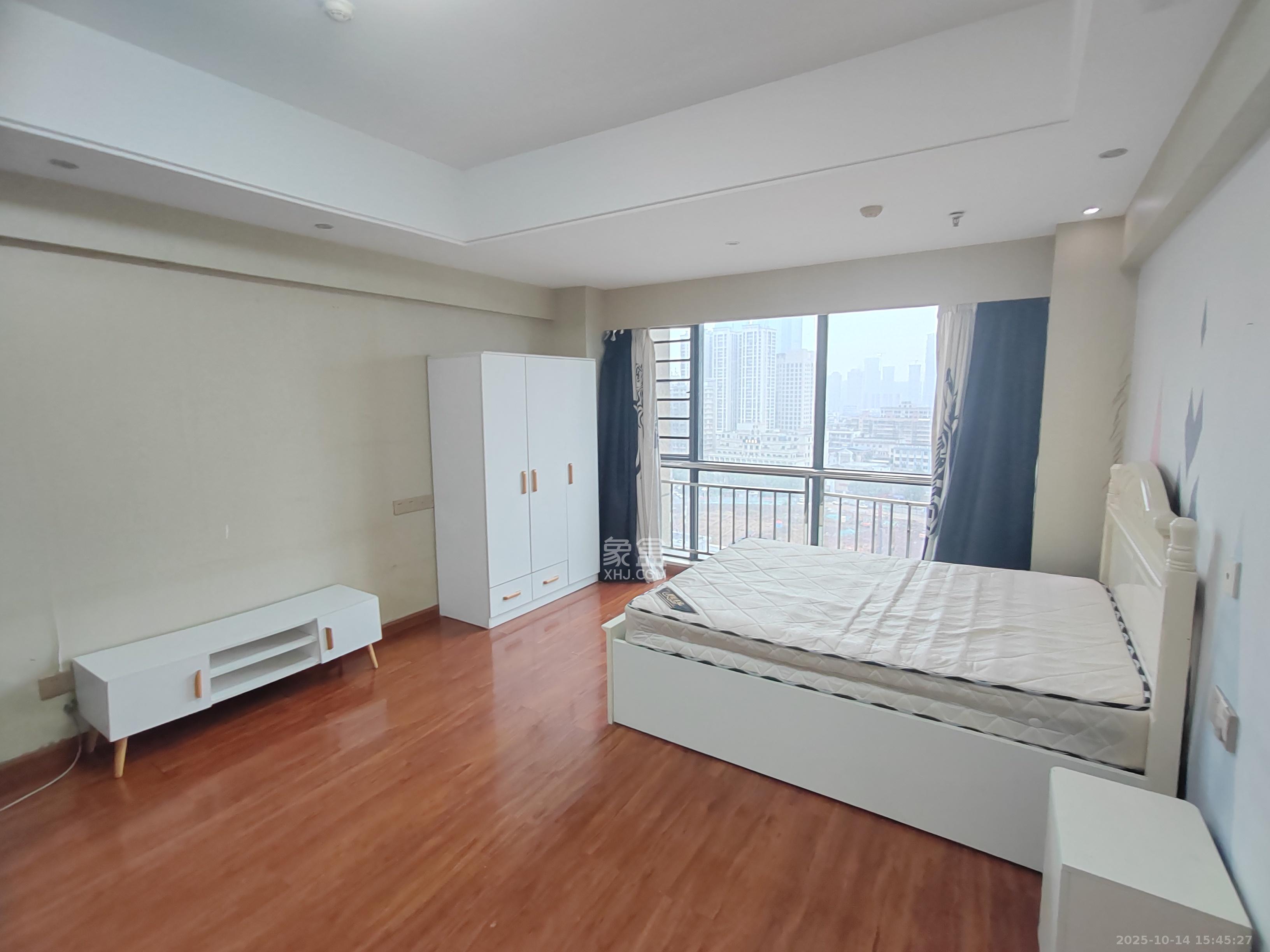 五一钻界  1室1厅1卫    2200.0元/月室内图