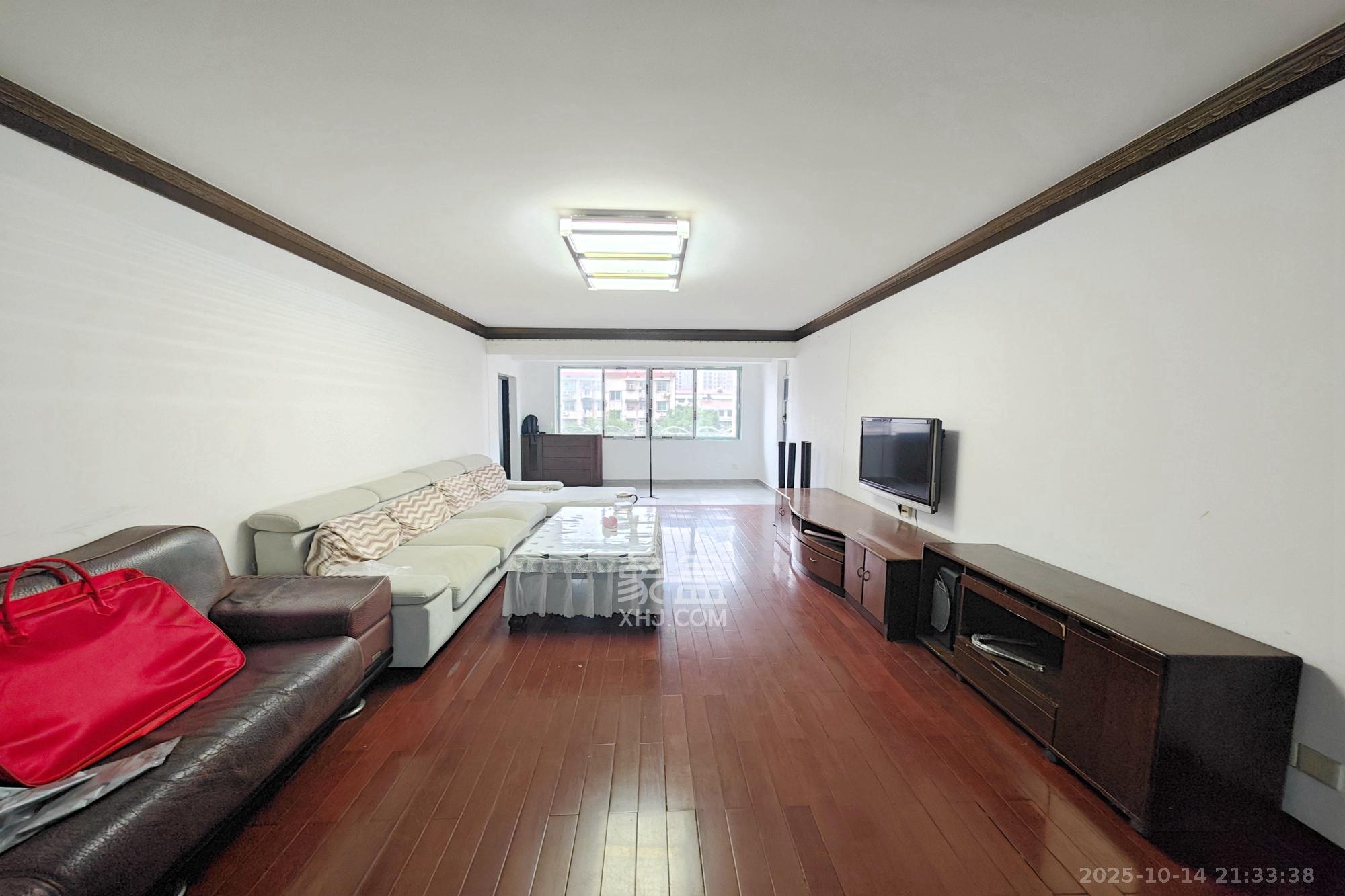 梨子山社区长电宿舍 3室2厅2卫 88.0万 梨子山社区长电宿舍 3室2厅2卫 88.0万客厅