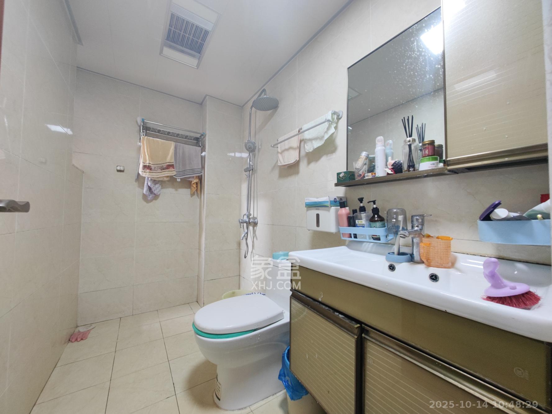 泰禹云开壹品 4室2厅2卫 136.0万 泰禹云开壹品 4室2厅2卫 136.0万卫生间