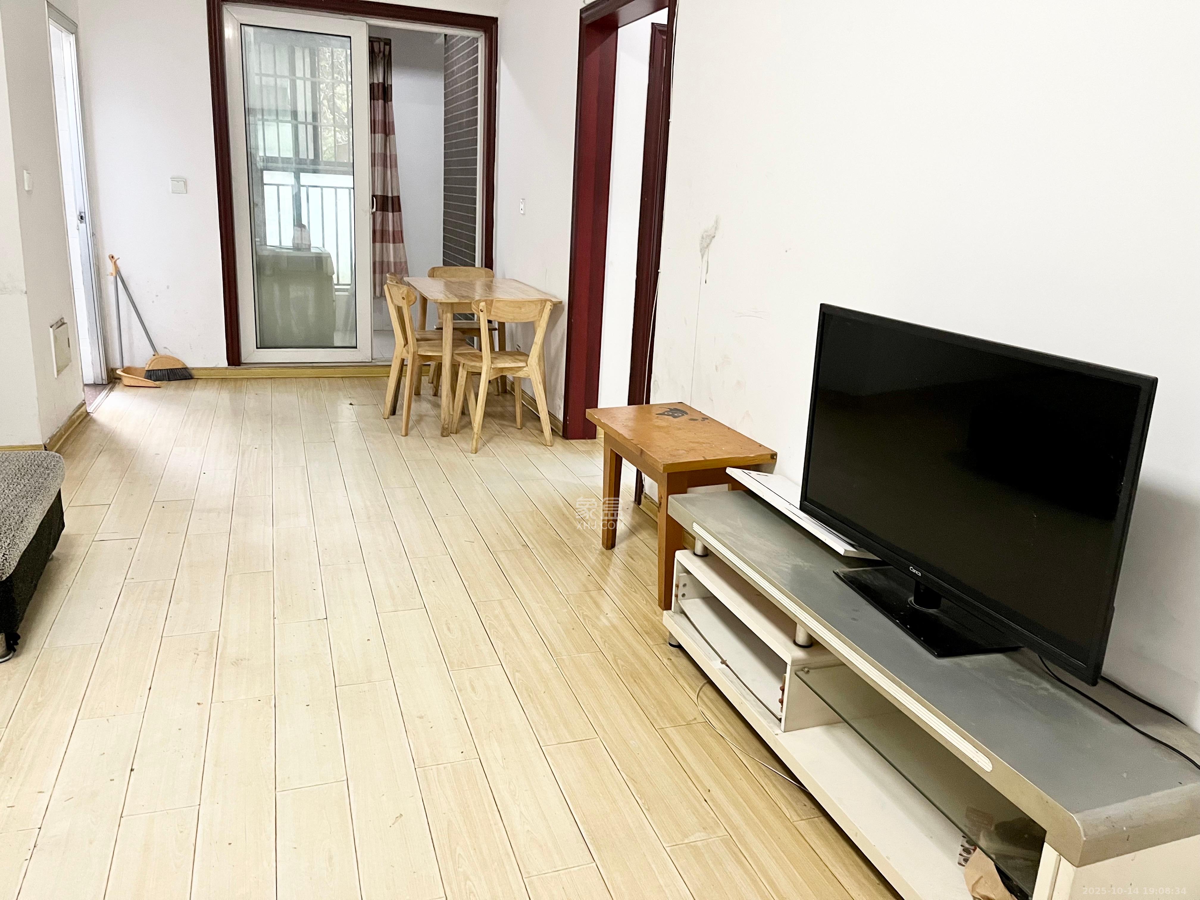 万国城(当代满庭春MOMA)一期  1室2厅1卫    1600.0元/月 万国城(当代满庭春MOMA)一期  1室2厅1卫    1600.0元/月室内图