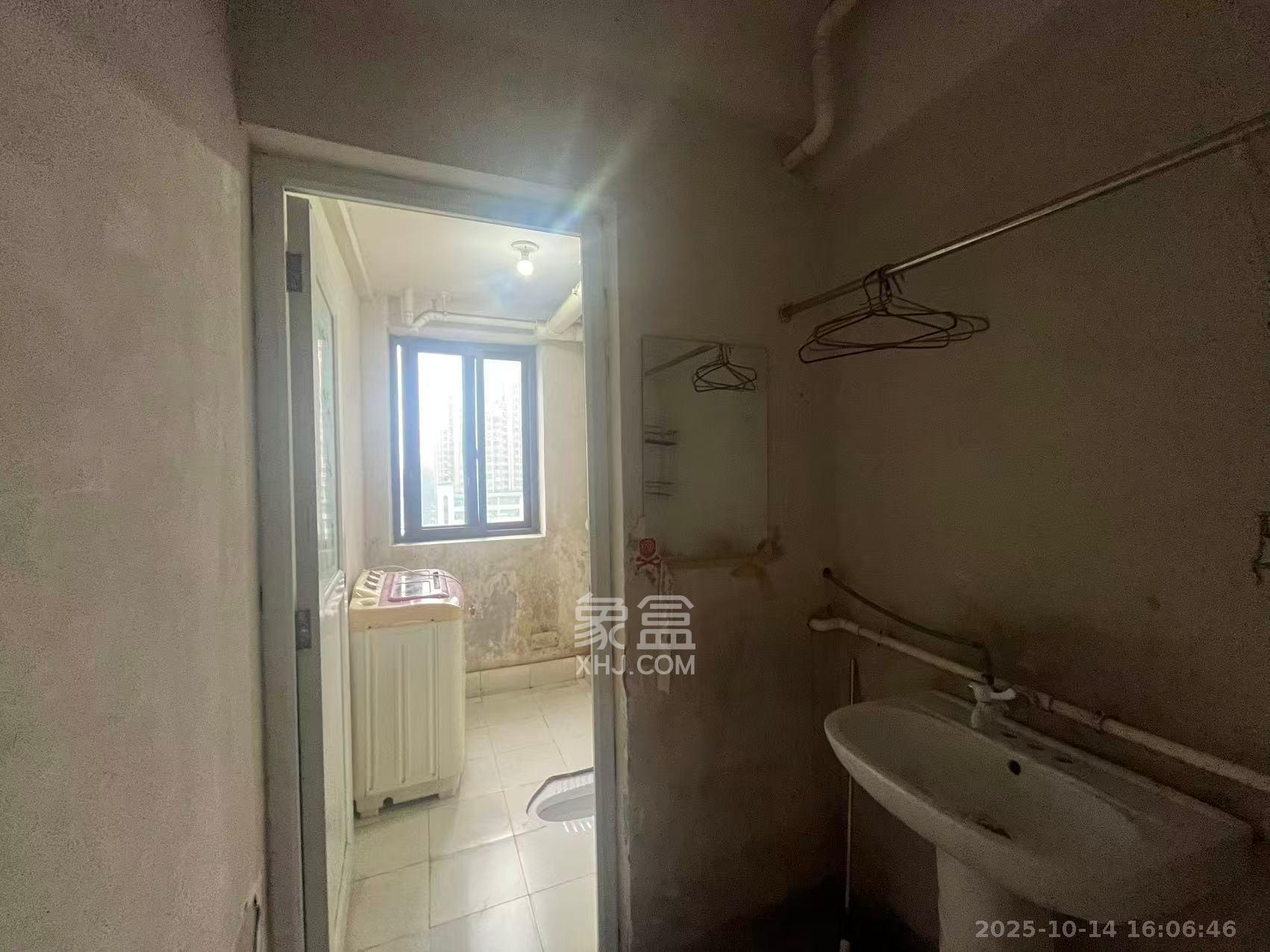 鑫天山水洲城  3室2厅2卫    1600.0元/月室内图