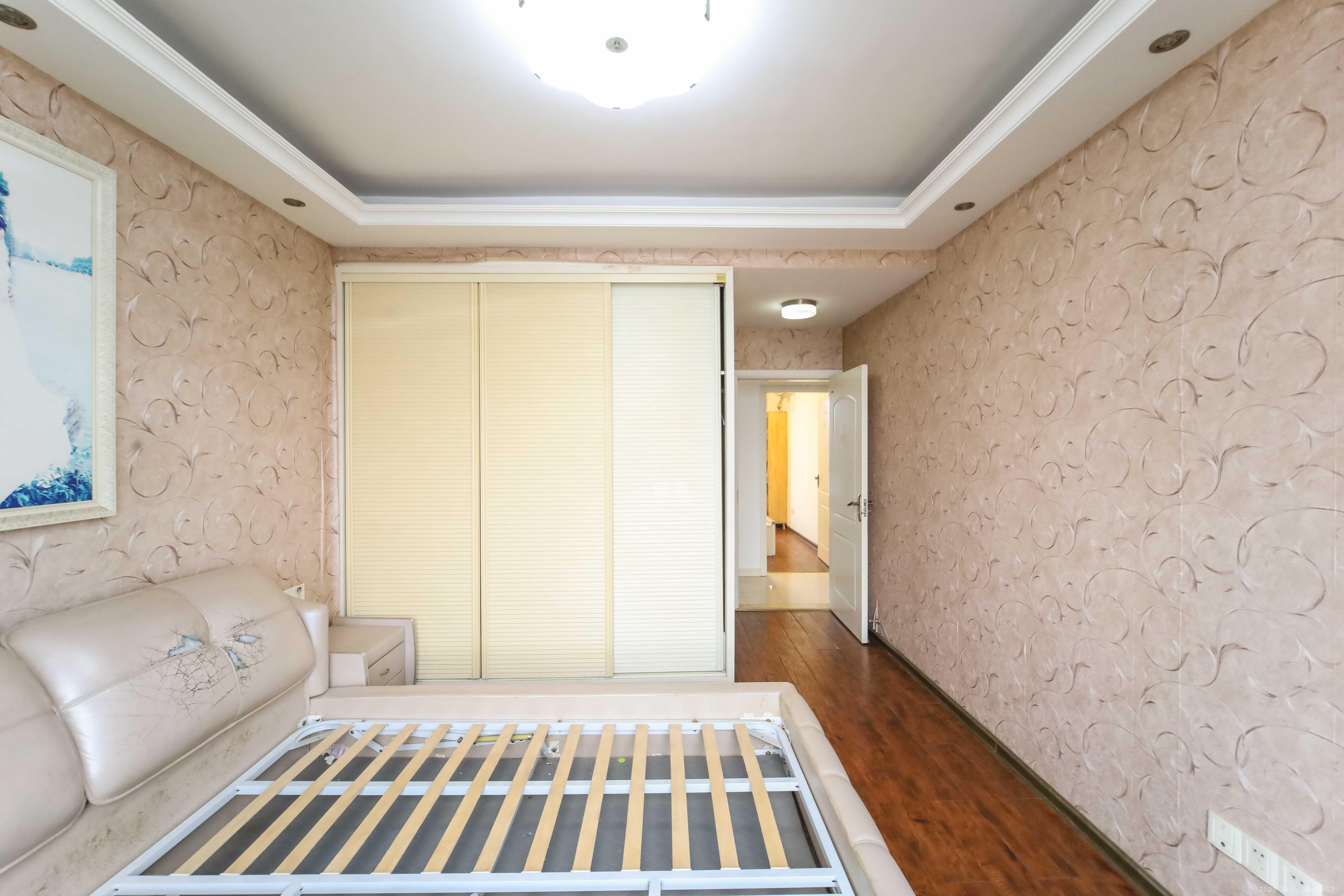 江河双水湾  3室2厅2卫    84.0万 江河双水湾  3室2厅2卫    84.0万卧室