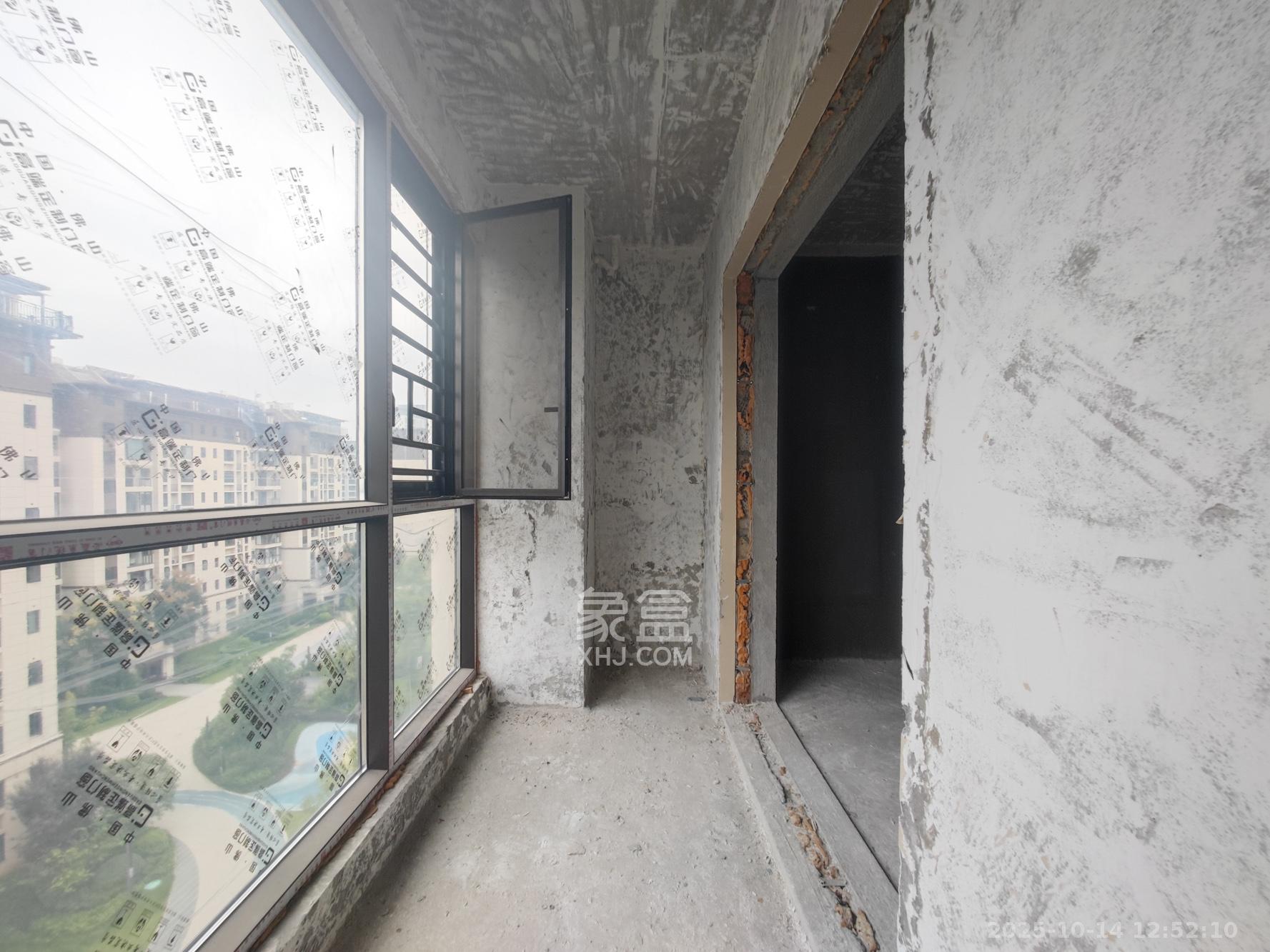 远洋红星天铂一期  4室2厅2卫    140.0万阳台