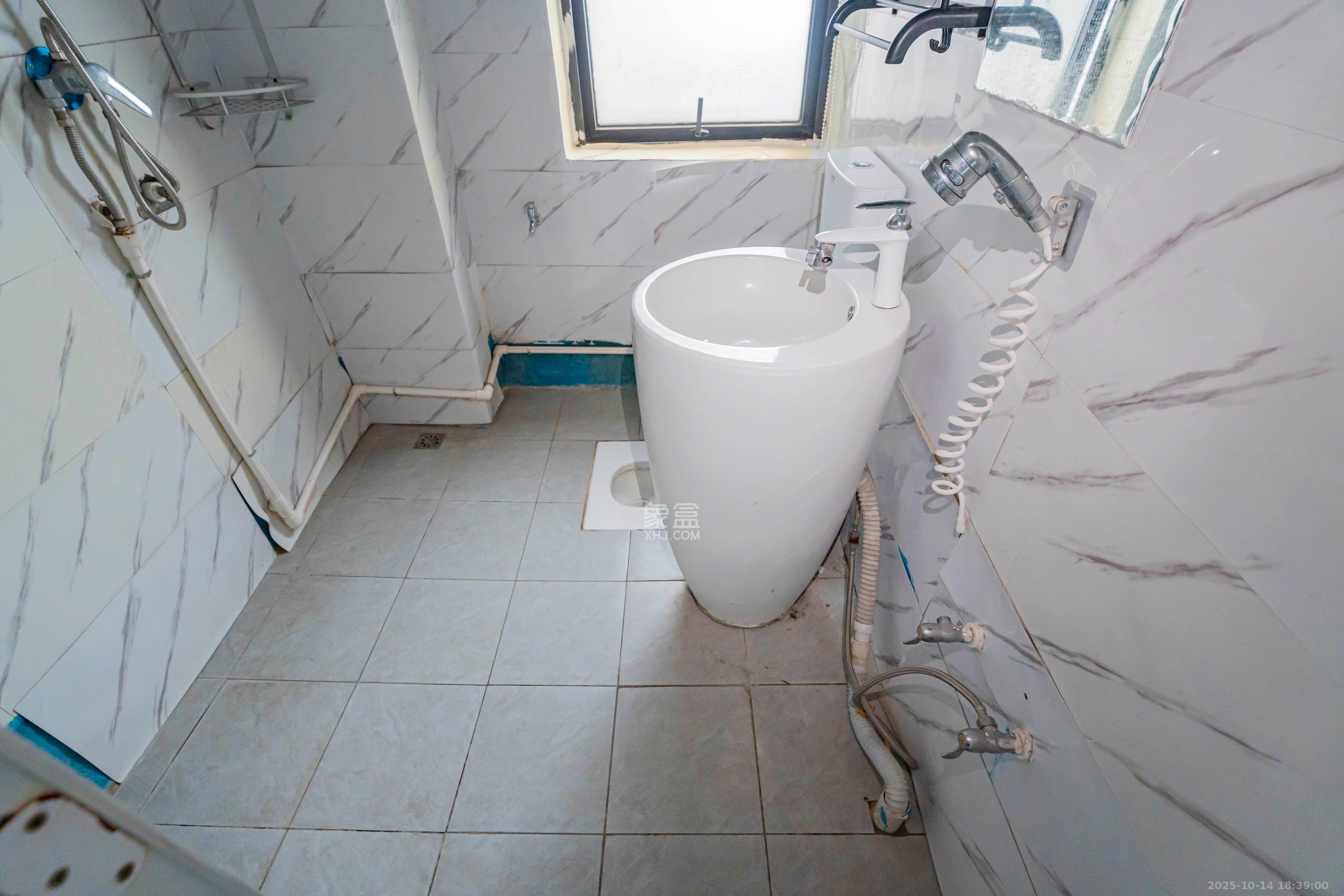 金土地第一湾  2室2厅1卫    70.0万卫生间