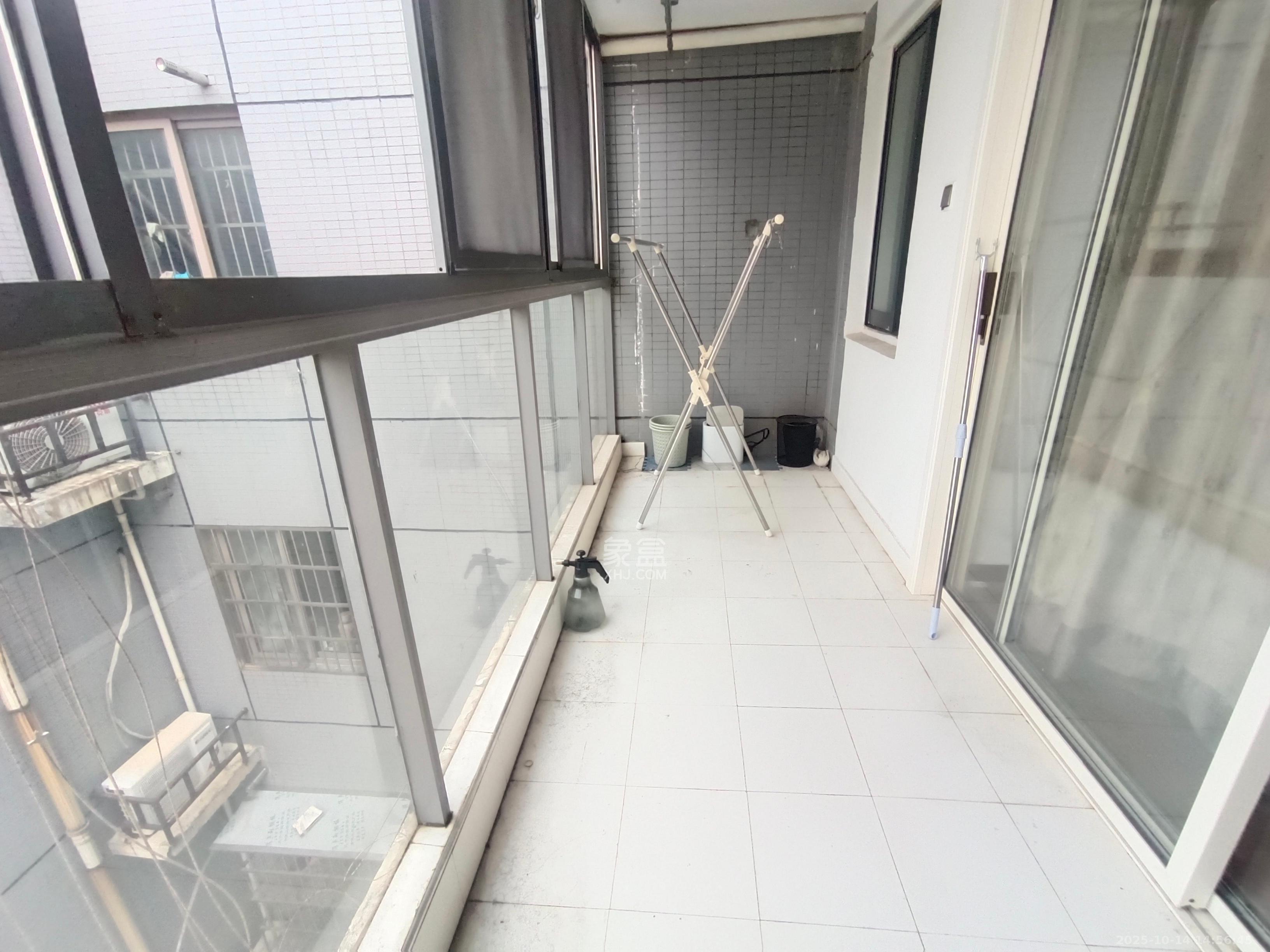 银港水晶城  3室2厅1卫    2700.0元/月 银港水晶城  3室2厅1卫    2700.0元/月室内图