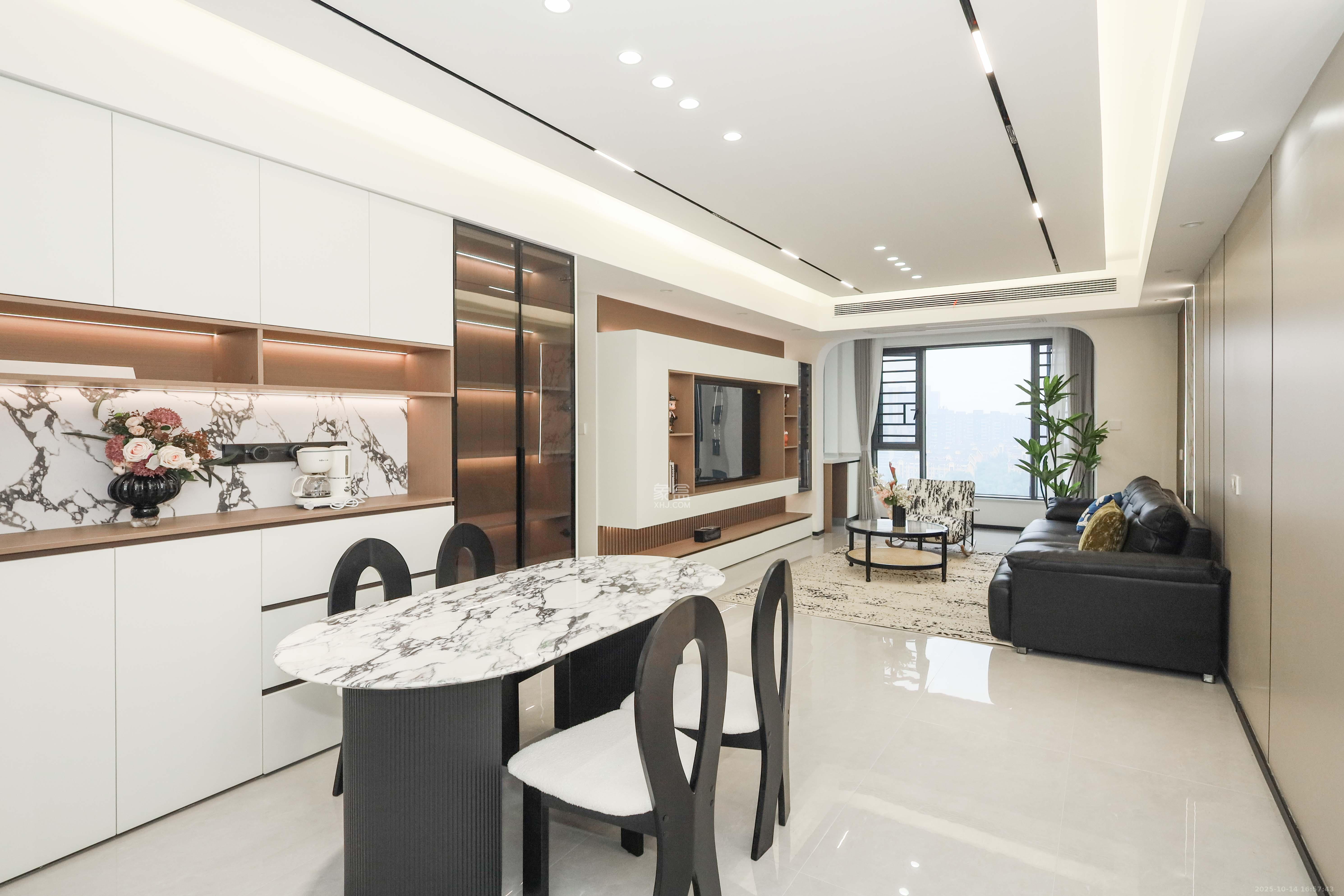 天元涉外景园C区  3室2厅2卫    110.0万客厅