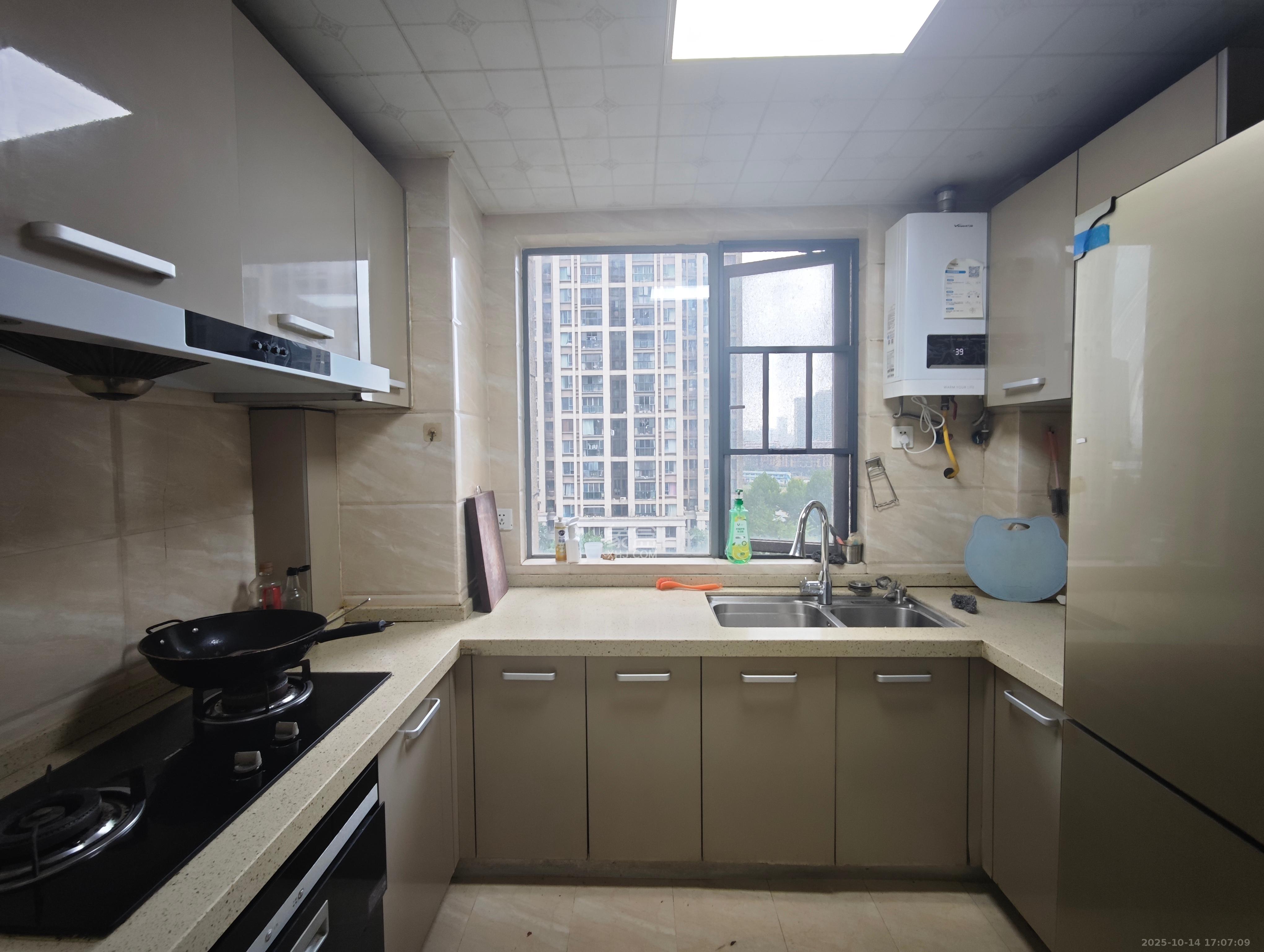 嘉宇盛世华章  4室2厅2卫    3300.0元/月 嘉宇盛世华章  4室2厅2卫    3300.0元/月室内图