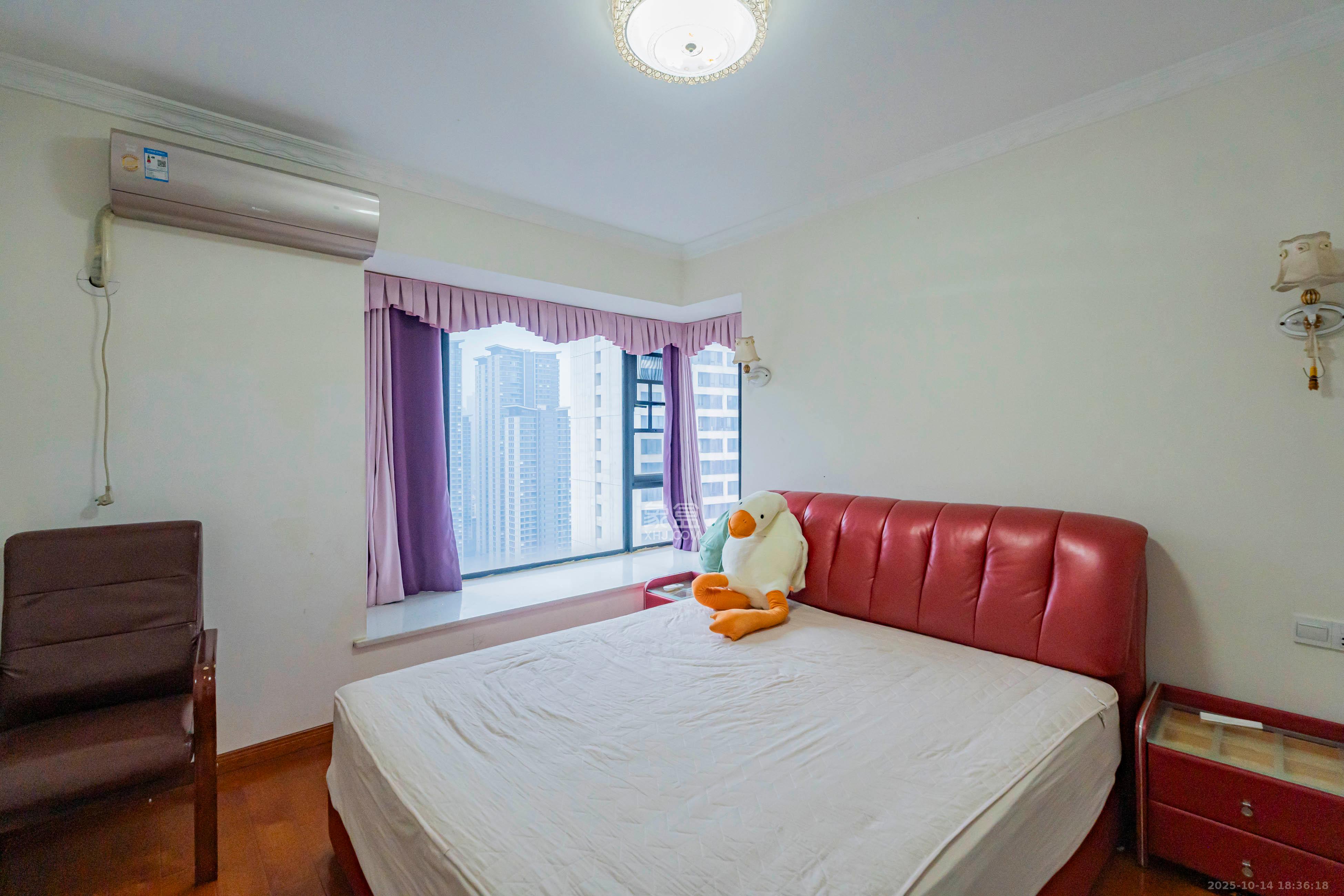 天健壹平方英里(天健芙蓉盛世二期) 4室2厅2卫 200.0万 天健壹平方英里(天健芙蓉盛世二期) 4室2厅2卫 200.0万卧室