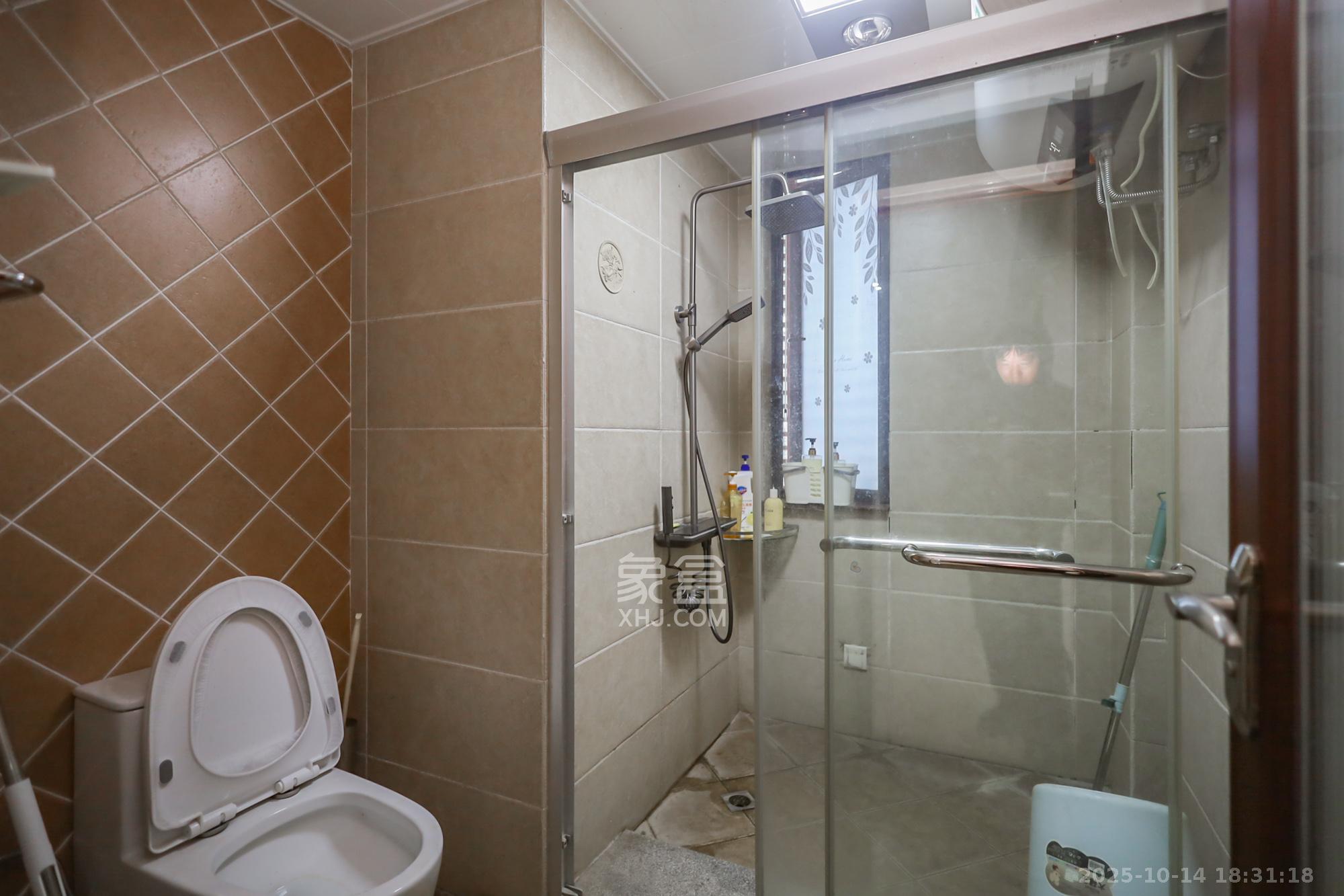 西山汇景一、二期 4室2厅2卫 240.0万 西山汇景一、二期 4室2厅2卫 240.0万卫生间