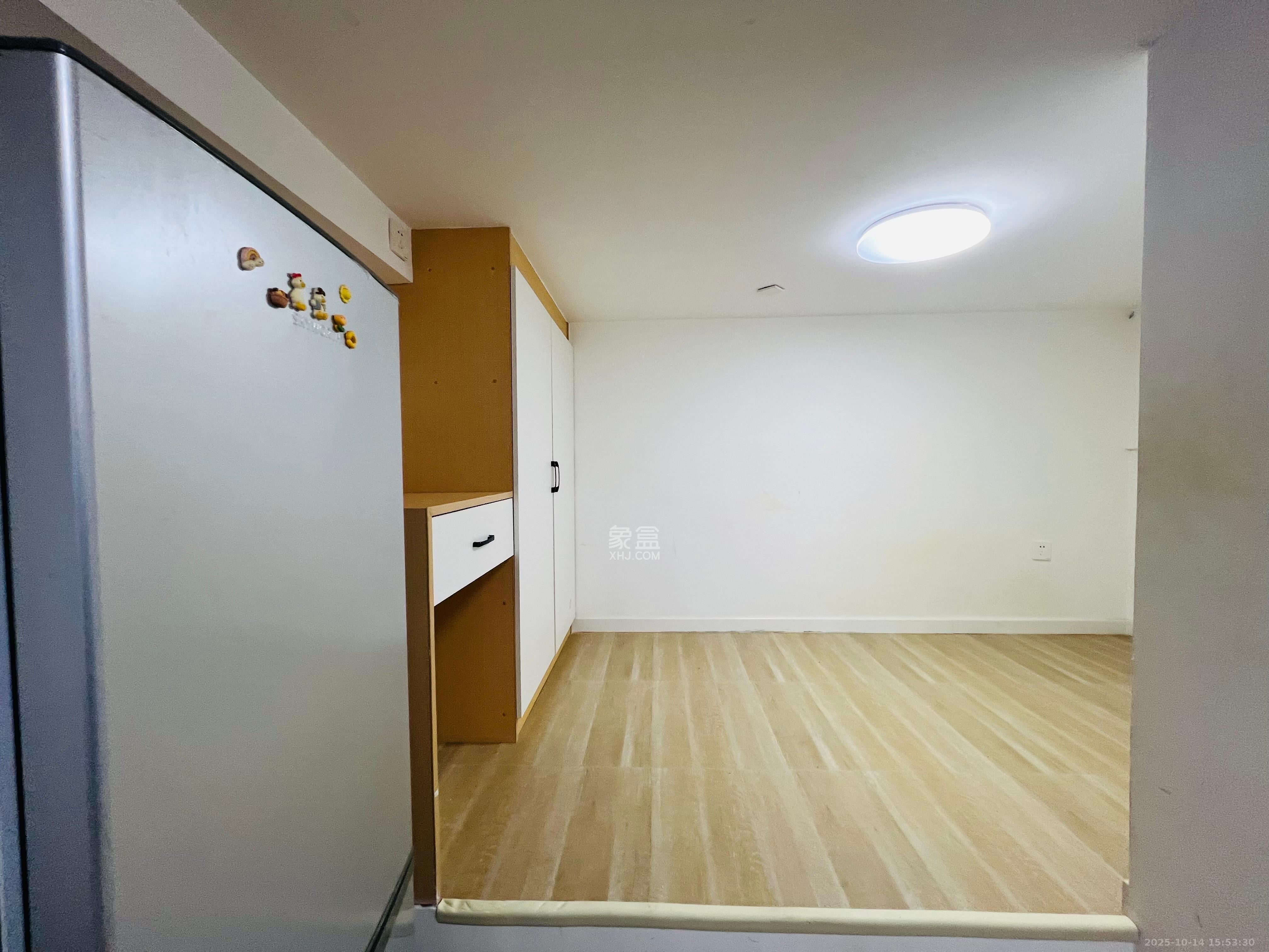 龙湖新壹城  1室1厅1卫    1400.0元/月