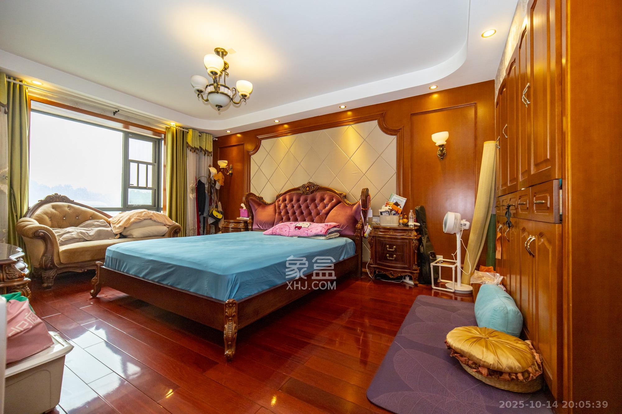 圣爵菲斯  4室2厅2卫    127.0万 圣爵菲斯  4室2厅2卫    127.0万卧室