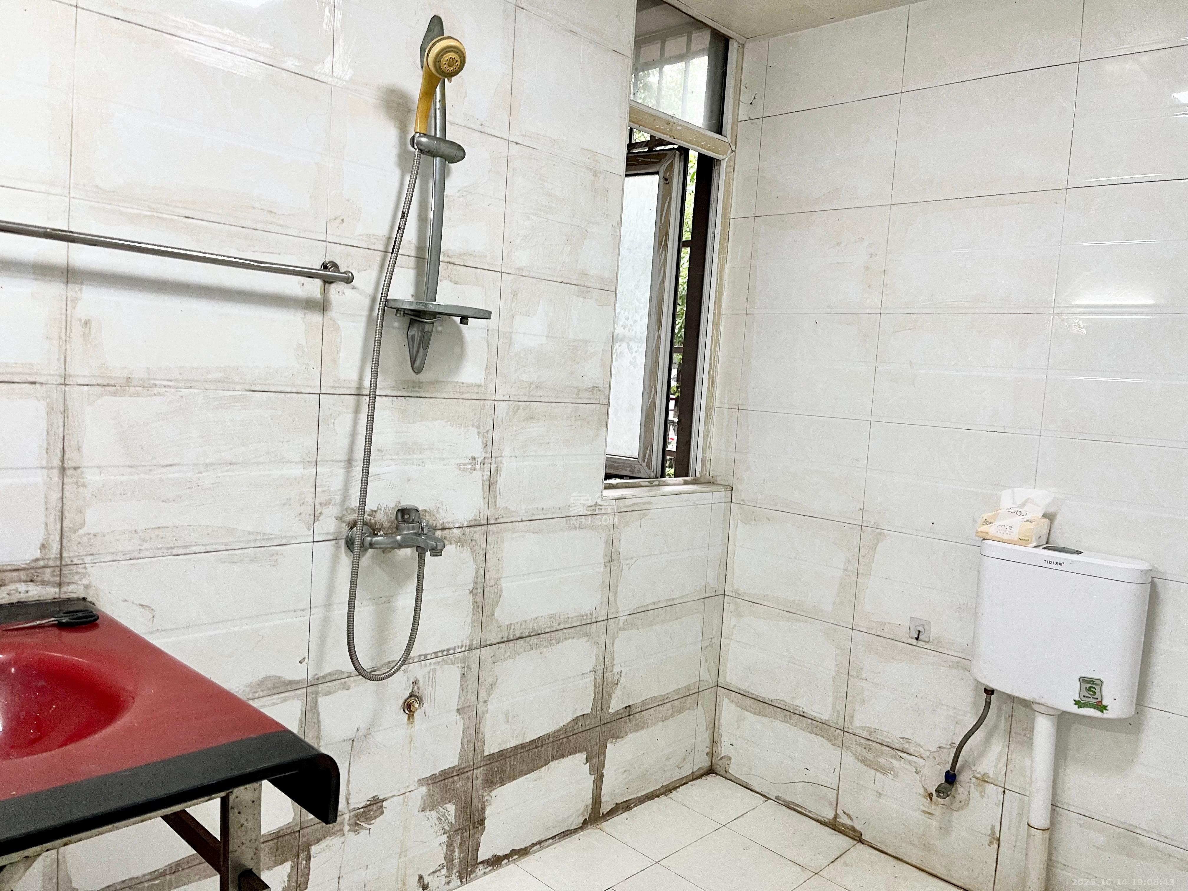 万国城(当代满庭春MOMA)一期  1室2厅1卫    1600.0元/月 万国城(当代满庭春MOMA)一期  1室2厅1卫    1600.0元/月室内图