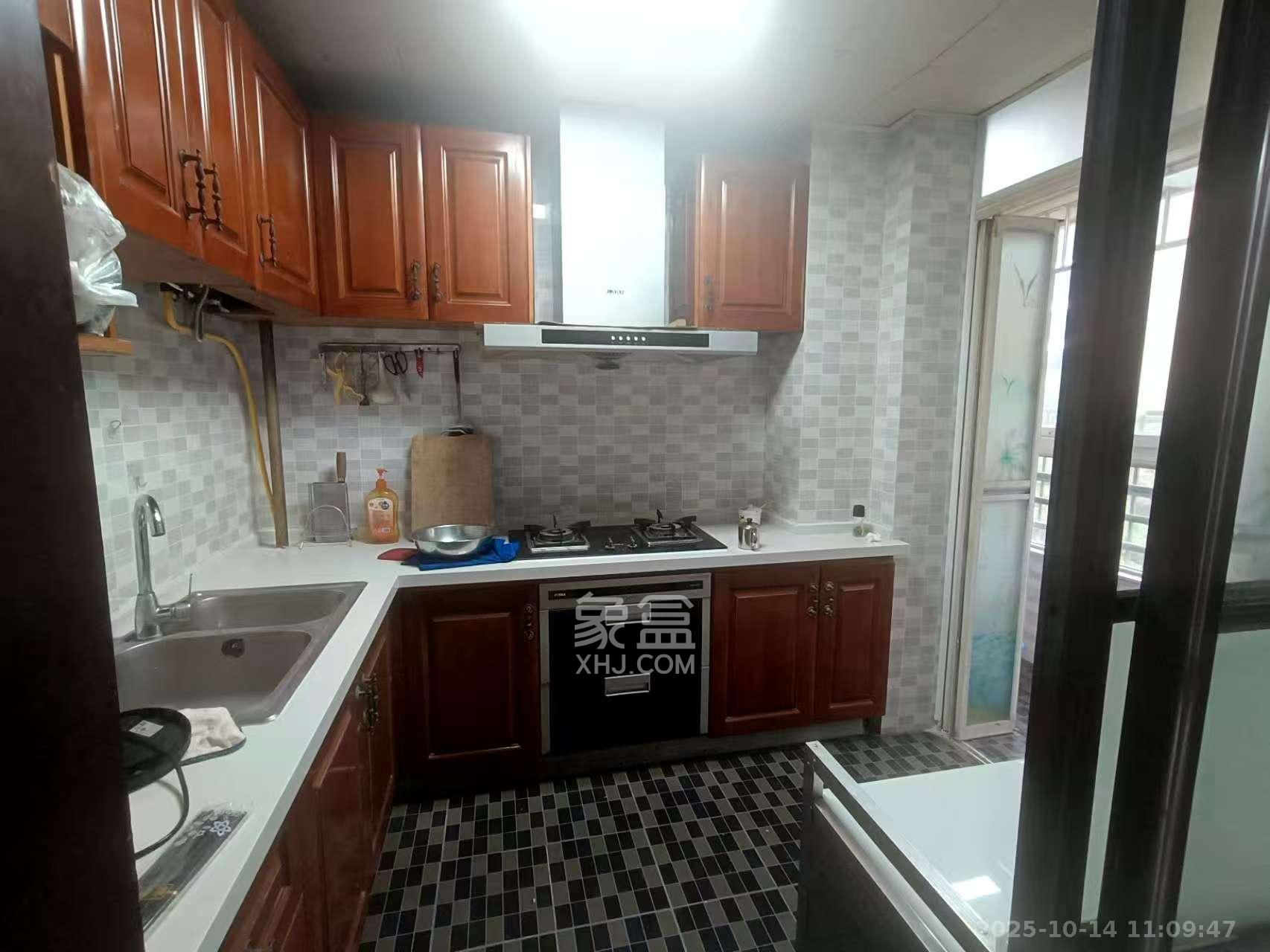 山水庭院  3室2厅2卫    2100.0元/月室内图