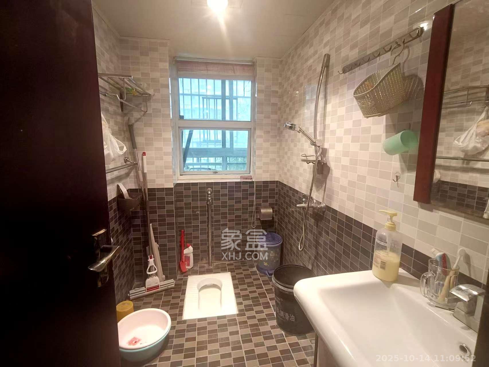 山水庭院  3室2厅2卫    2100.0元/月室内图