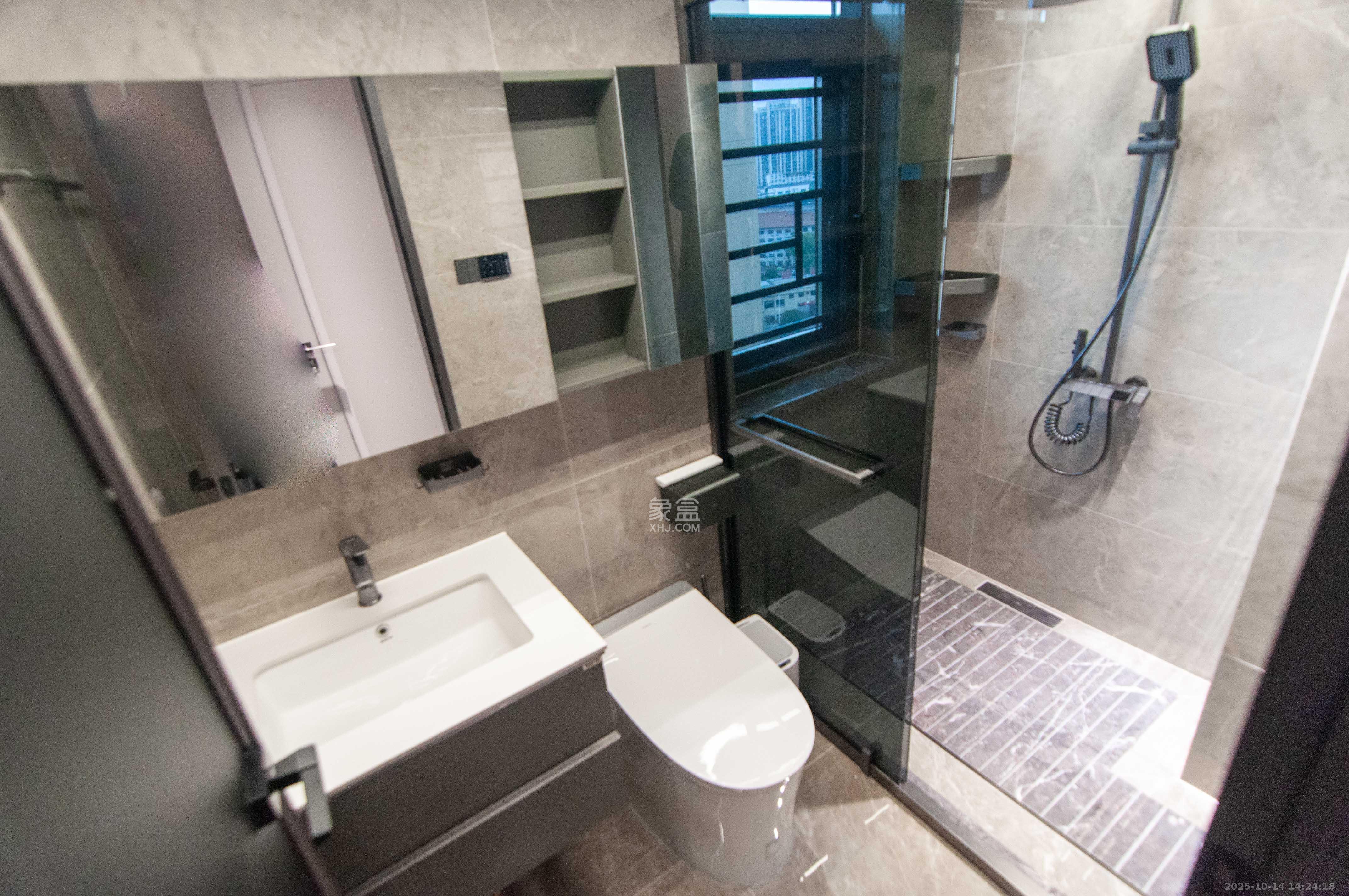 振业城三期  4室2厅2卫    190.8万卫生间