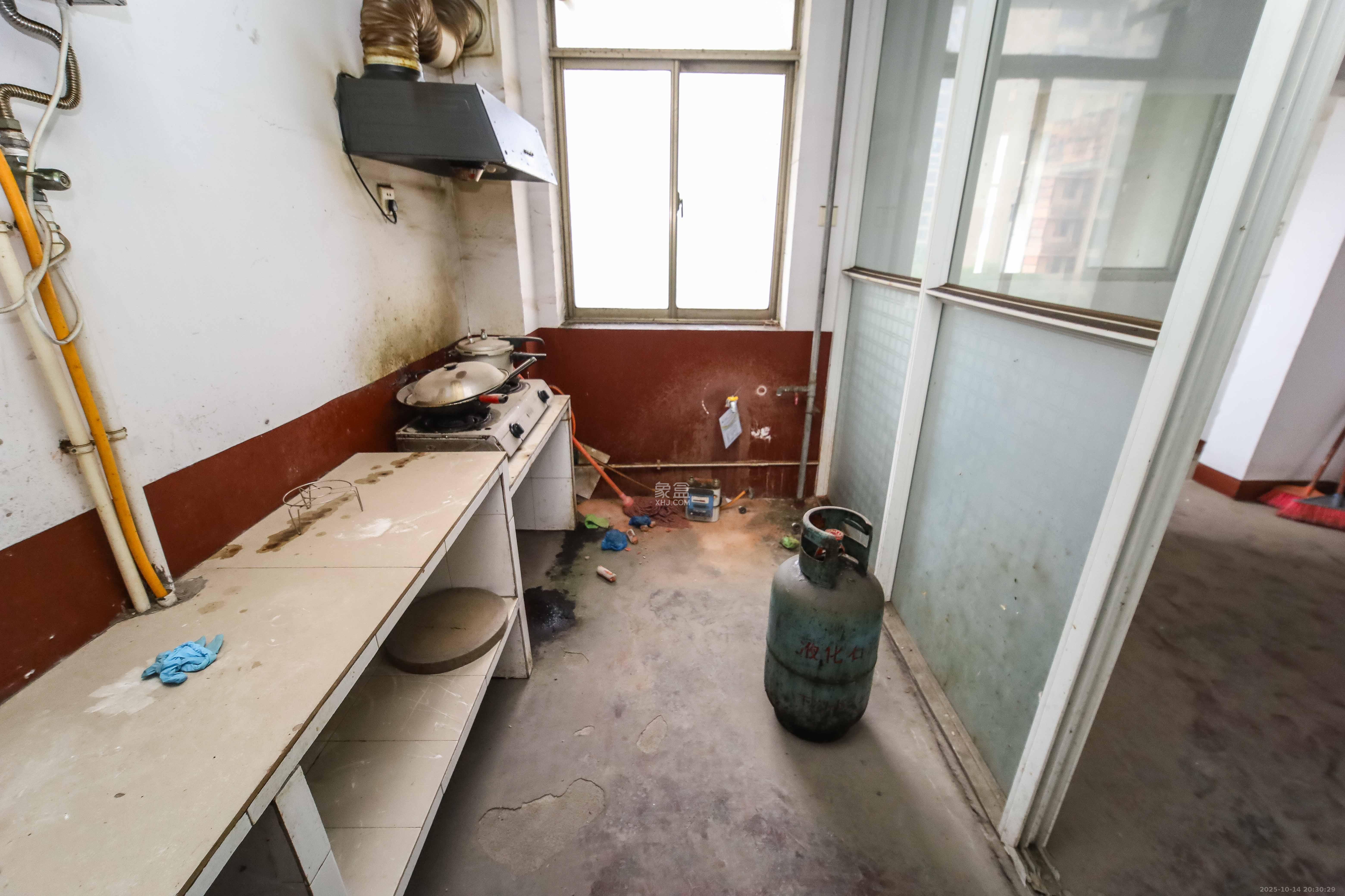 芙蓉公寓 3室2厅2卫 105.00万 芙蓉公寓 3室2厅2卫 105.00万厨房