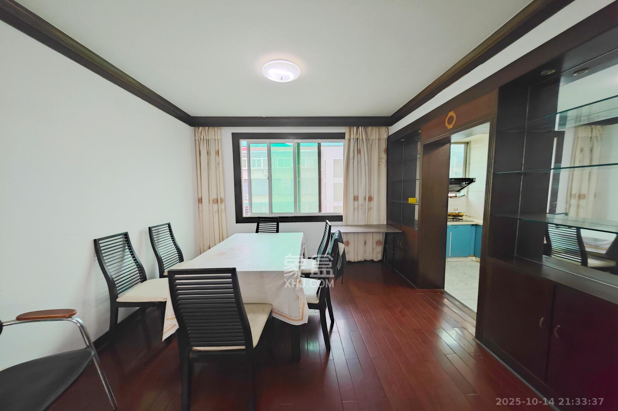 梨子山社区长电宿舍 3室2厅2卫 88.0万 梨子山社区长电宿舍 3室2厅2卫 88.0万客厅