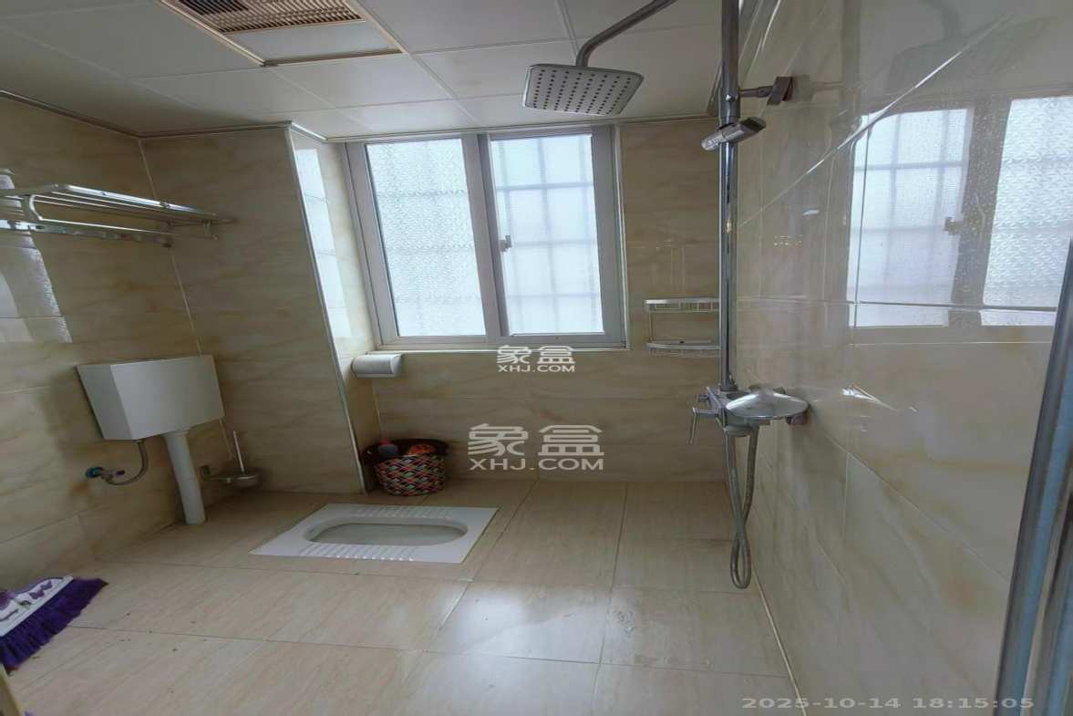 山水湾 4室2厅2卫 2600.0元/月 山水湾 4室2厅2卫 2600.0元/月室内图