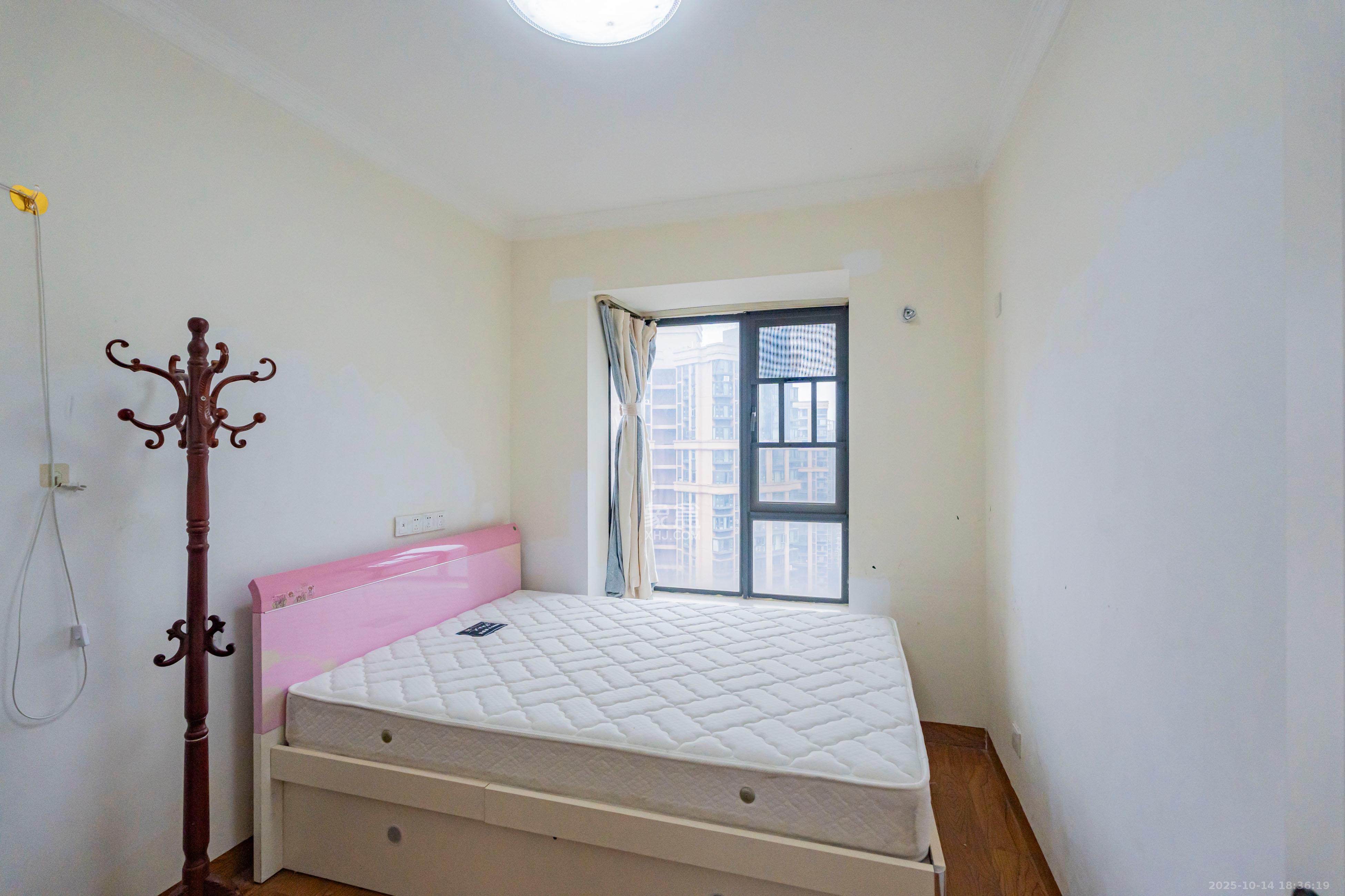 天健壹平方英里(天健芙蓉盛世二期) 4室2厅2卫 200.0万 天健壹平方英里(天健芙蓉盛世二期) 4室2厅2卫 200.0万卧室