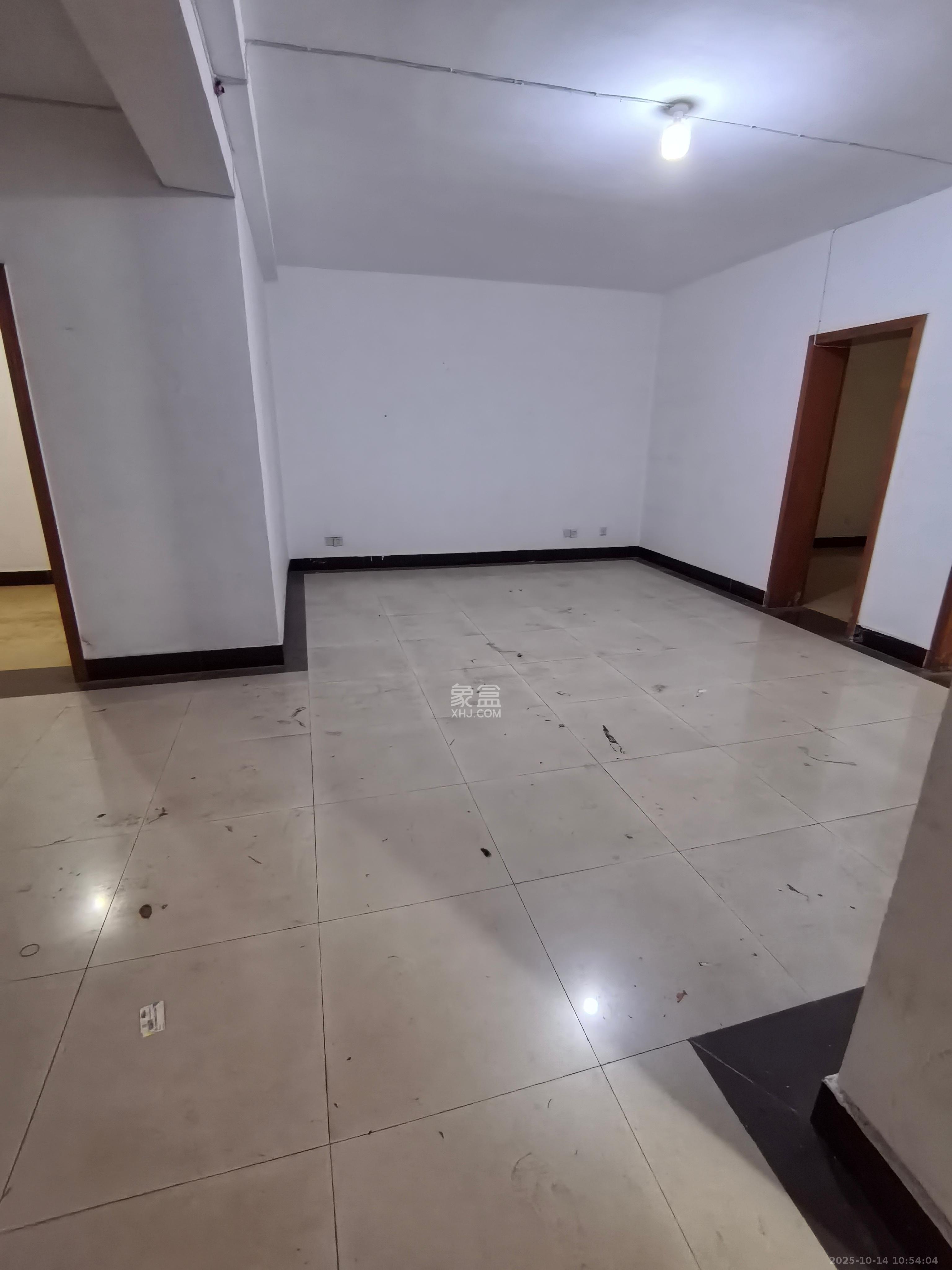 中南汽车世界  3室2厅1卫    1000.0元/月 中南汽车世界  3室2厅1卫    1000.0元/月