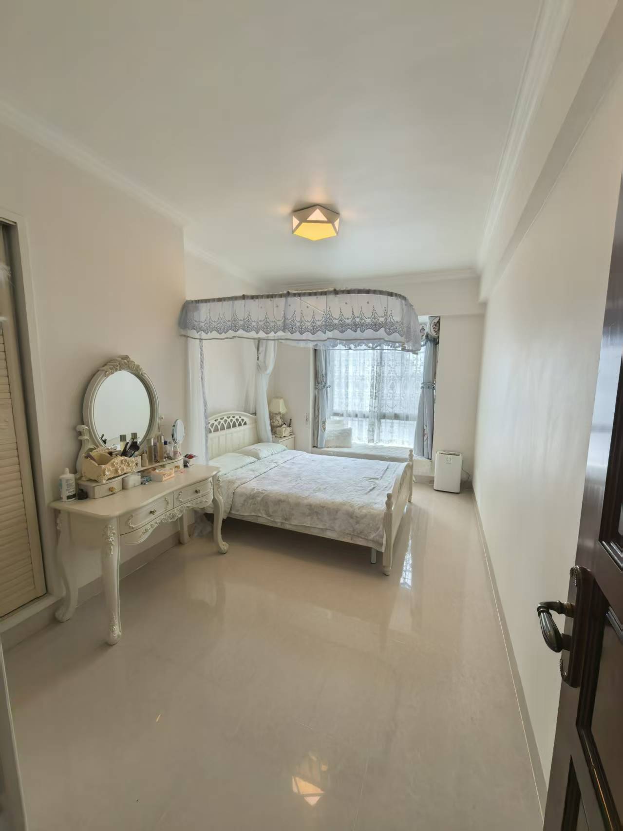 德盛华庭 4室2厅2卫 165.0万 德盛华庭 4室2厅2卫 165.0万客厅