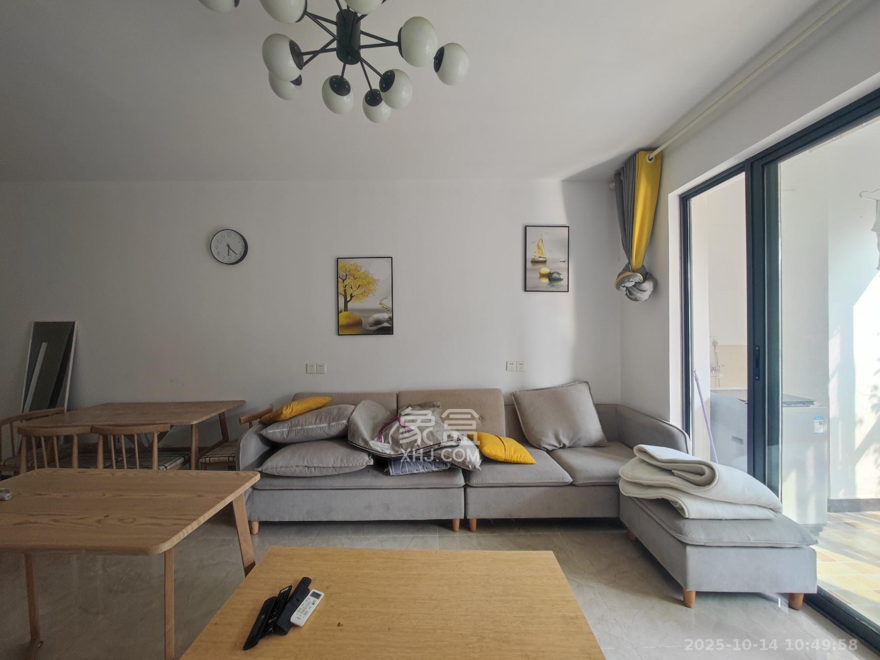 西湖鸿运佳苑  3室2厅2卫    70.0万客厅