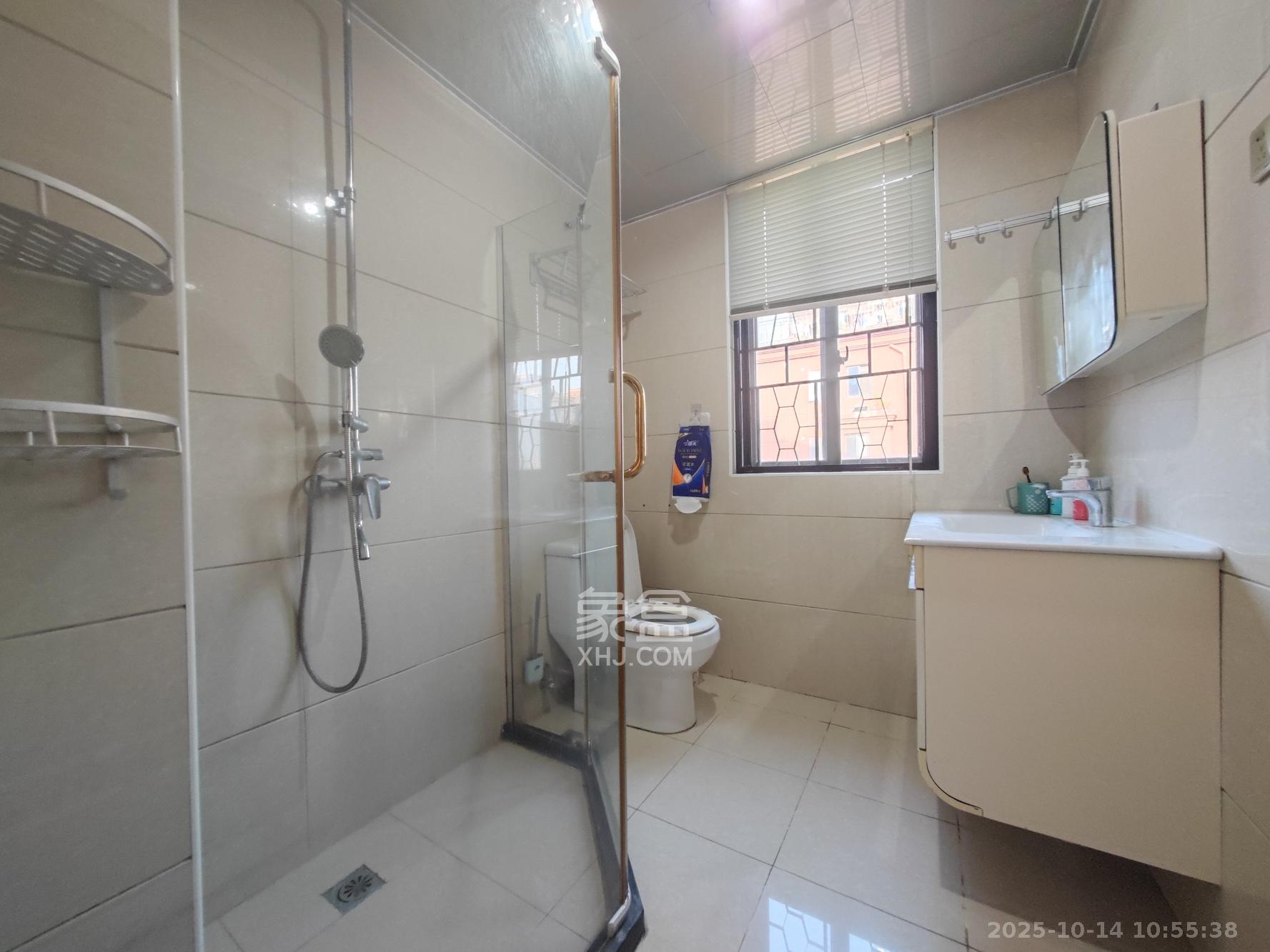 翡翠云天 3室2厅2卫 105.0万 翡翠云天 3室2厅2卫 105.0万卫生间