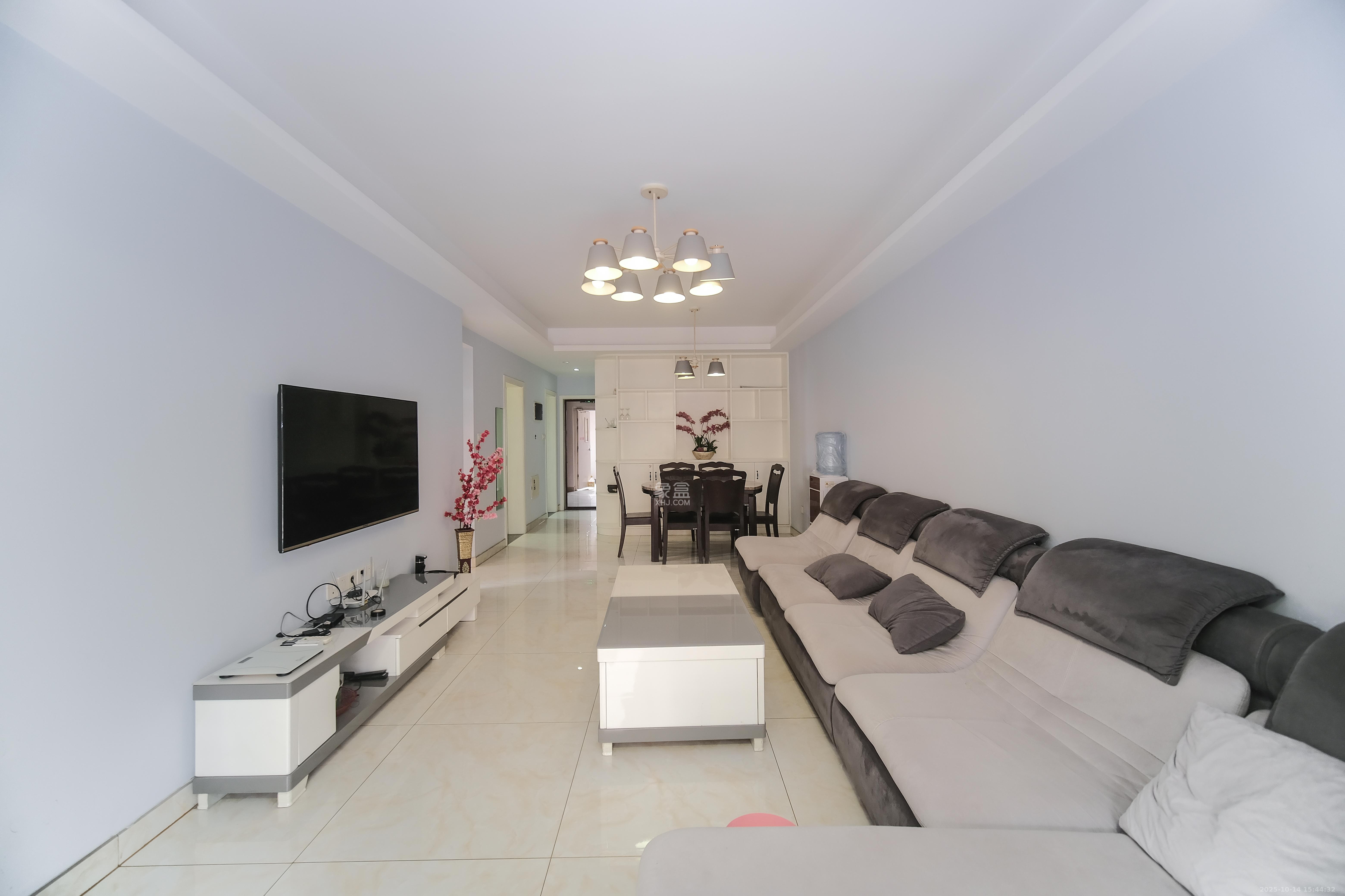 保利香槟国际  3室2厅1卫    66.8万客厅