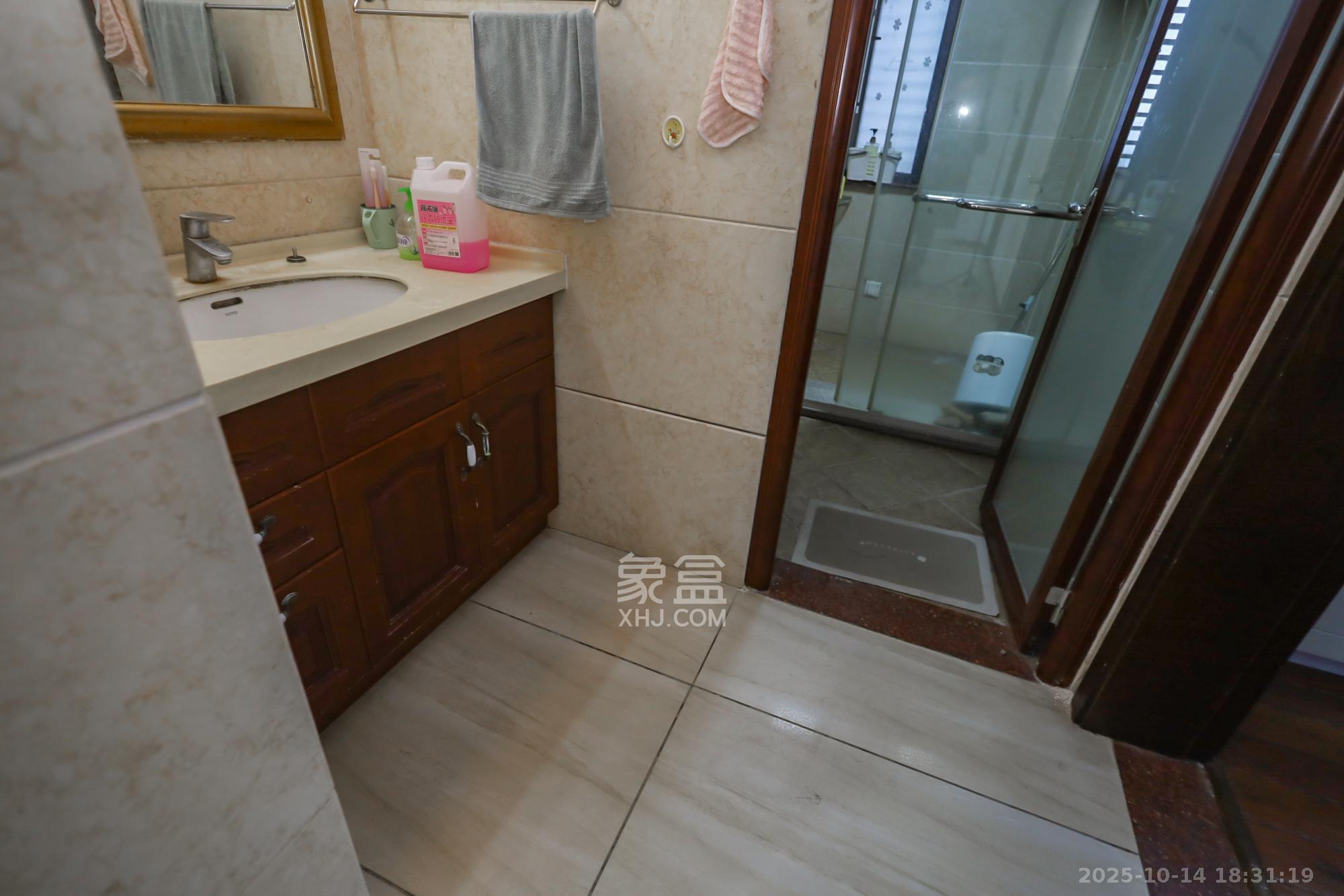 西山汇景一、二期 4室2厅2卫 240.0万 西山汇景一、二期 4室2厅2卫 240.0万卫生间