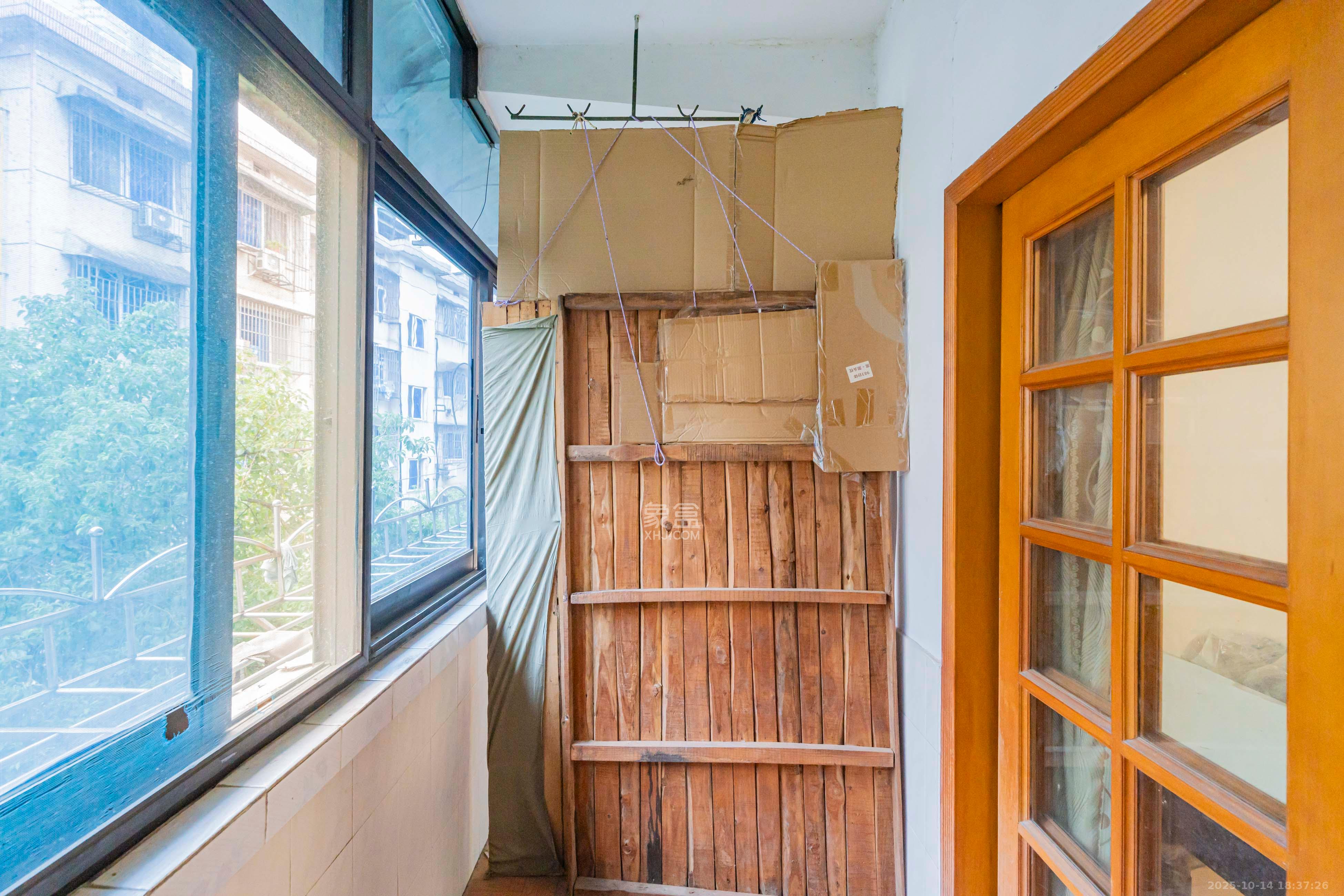 东风二村社区房  3室1厅1卫    72.0万阳台