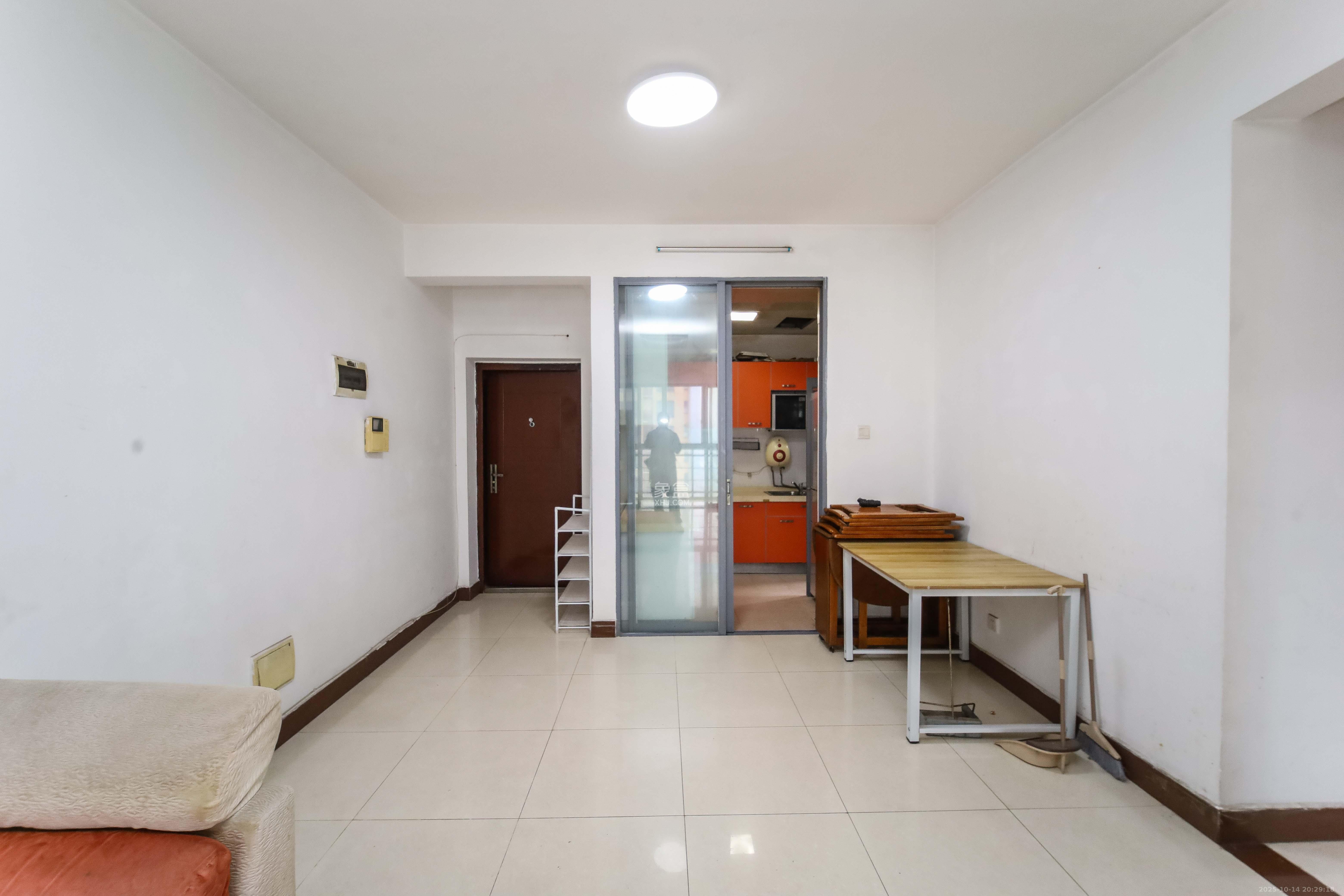 银港水晶城 2室2厅1卫 68.0万 银港水晶城 2室2厅1卫 68.0万客厅