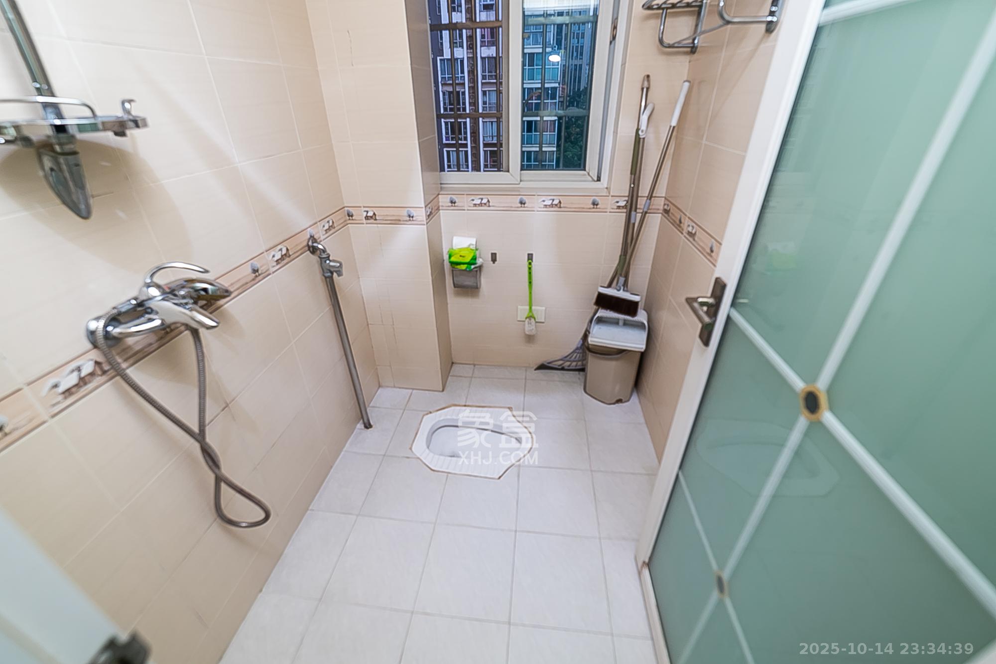 华银南苑  3室2厅2卫    95.0万卫生间