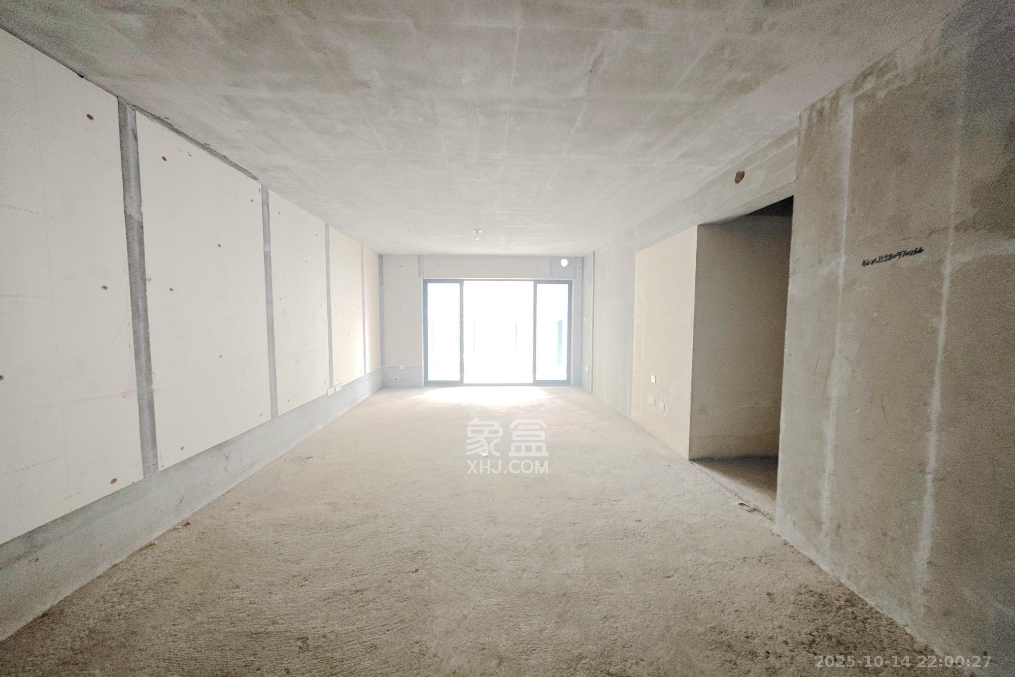 国欣向荣府  4室2厅2卫    145.0万客厅